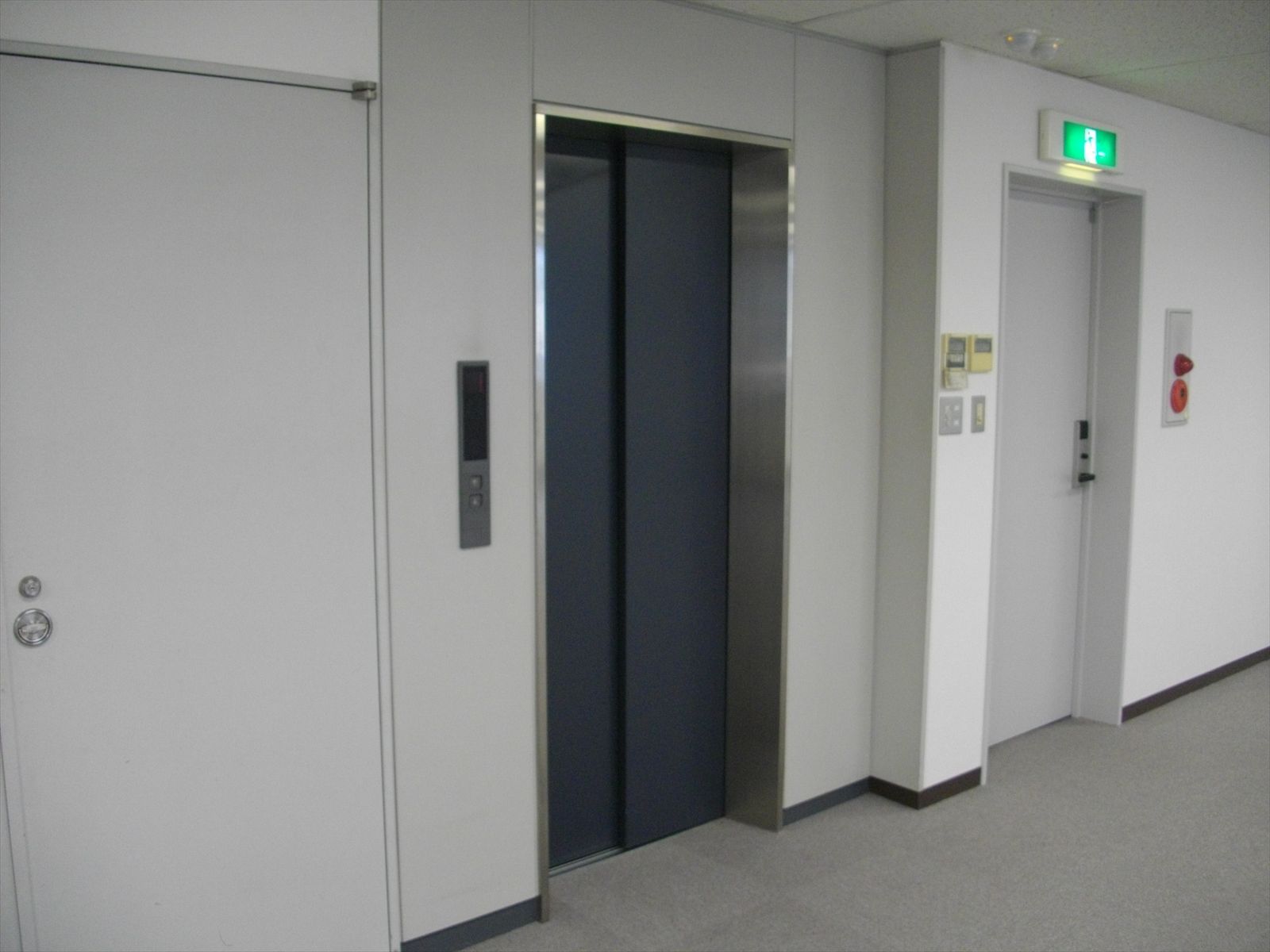 エレベーター前