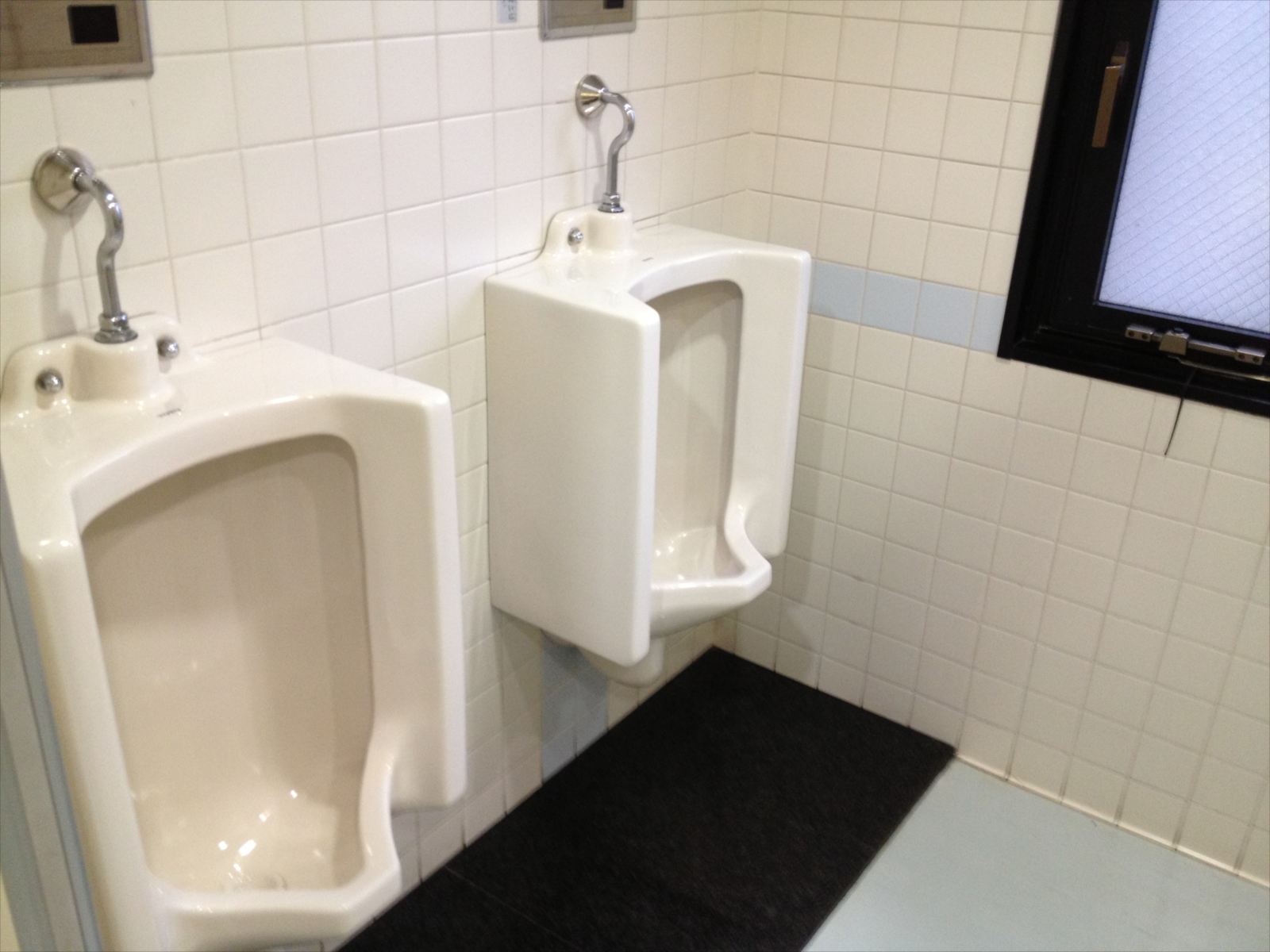 男子トイレ小便器２つ