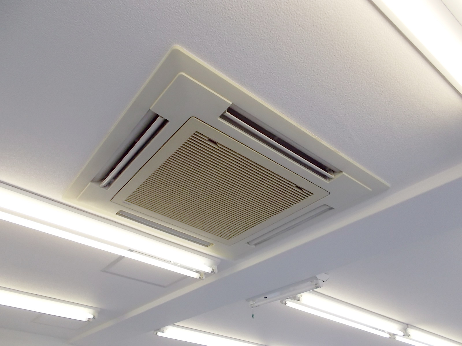 空調は天井埋め込み式