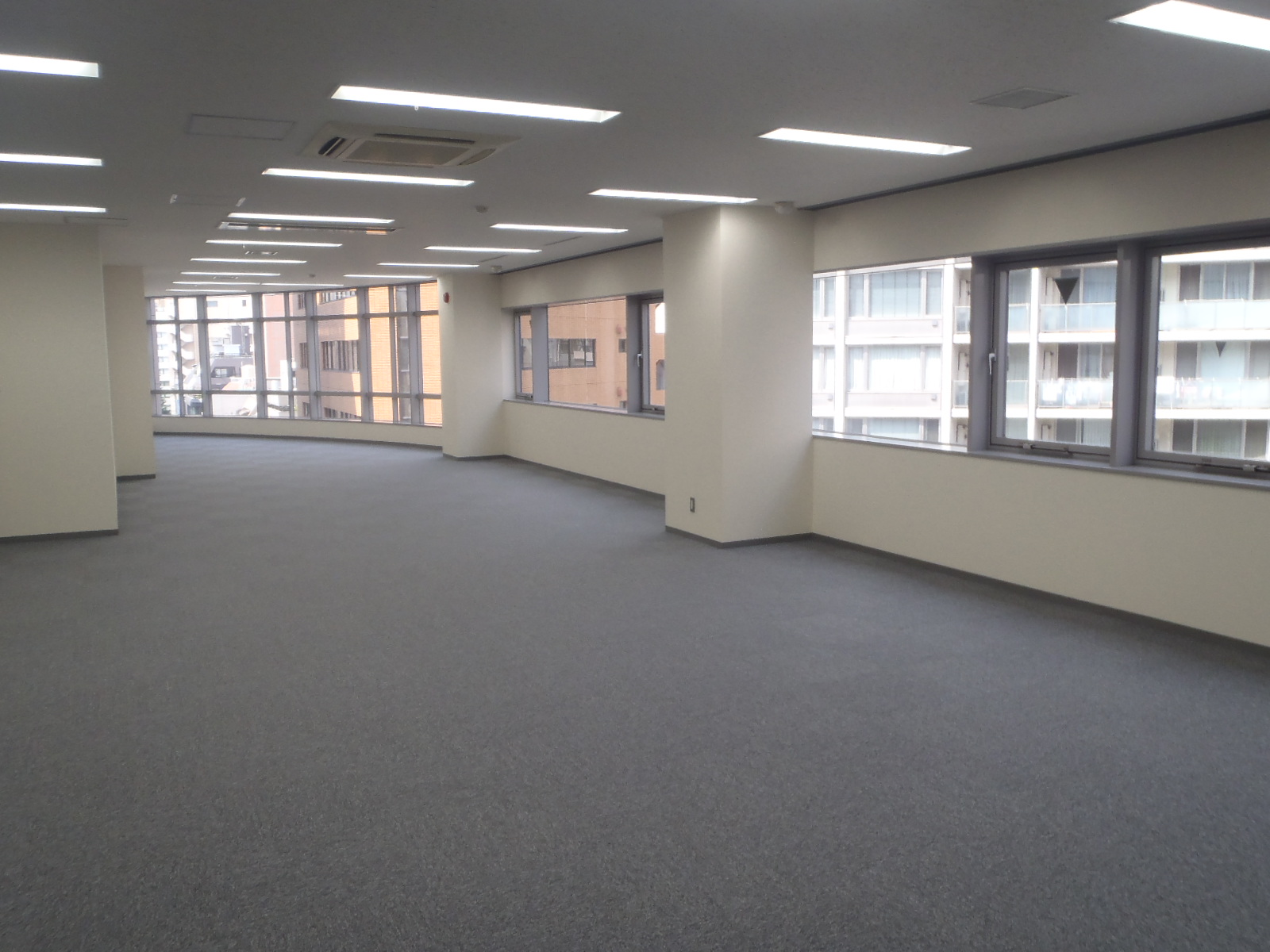 広々と明るい室内