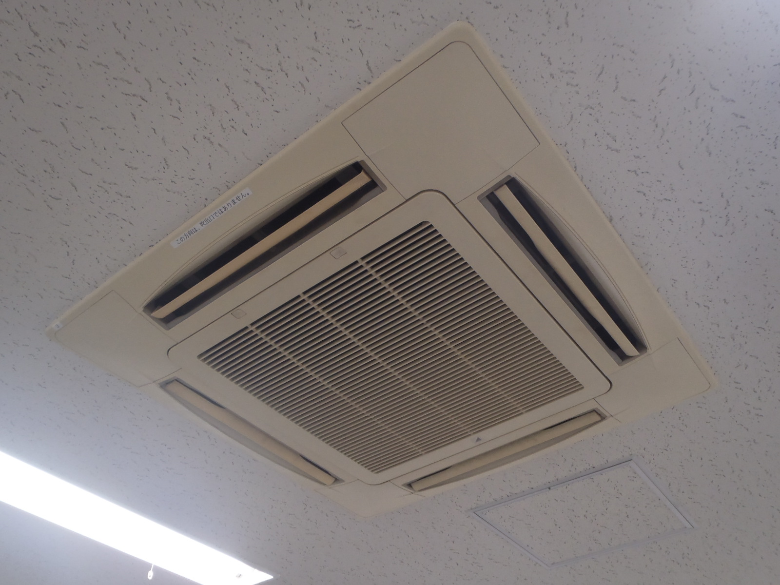 空調は天井埋め込み式