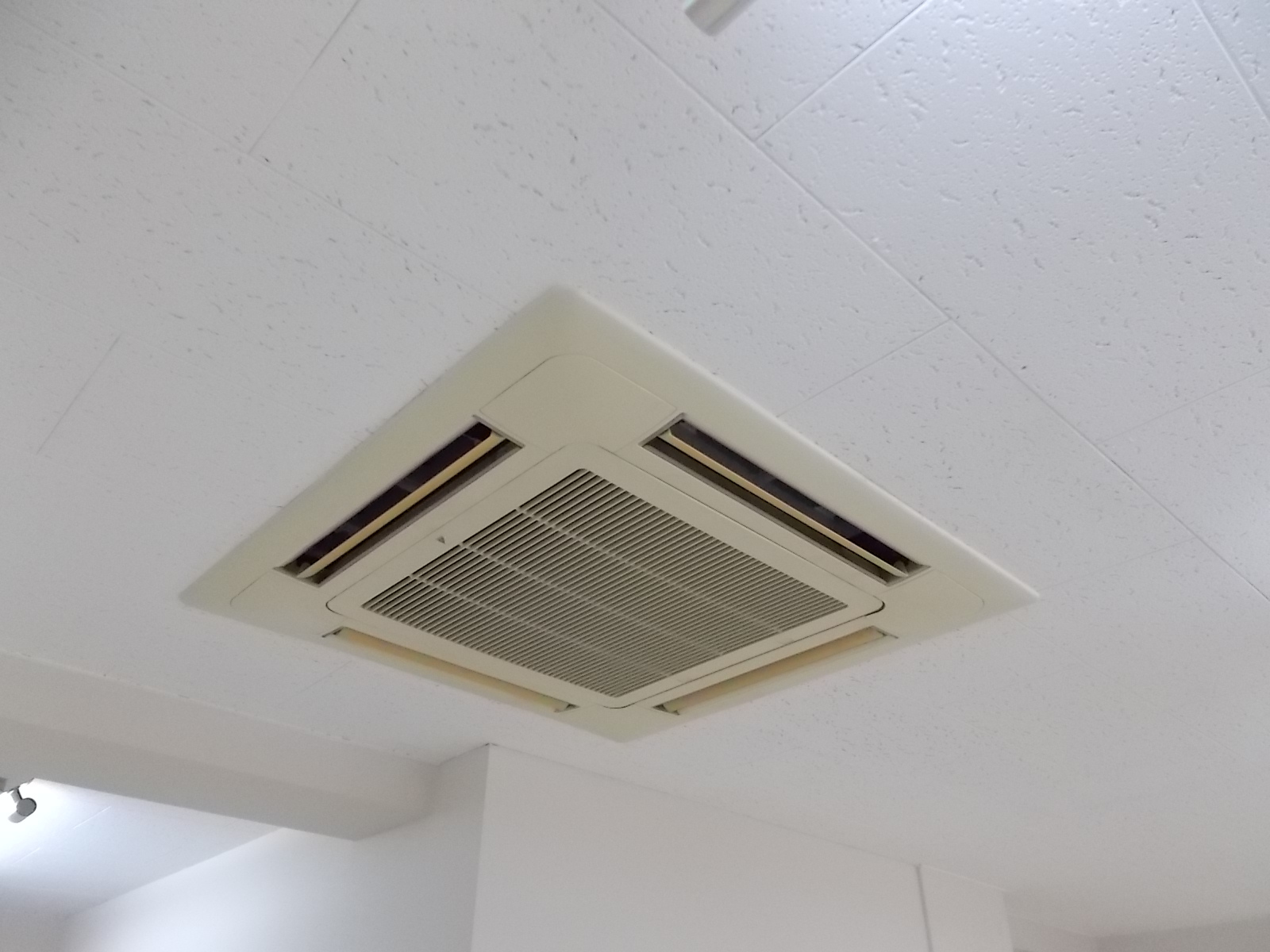 空調は天井埋め込み式