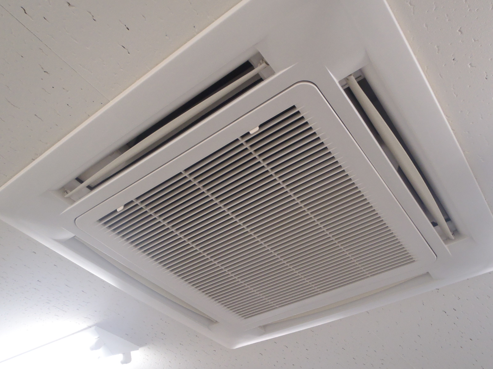 空調は天井埋め込み式