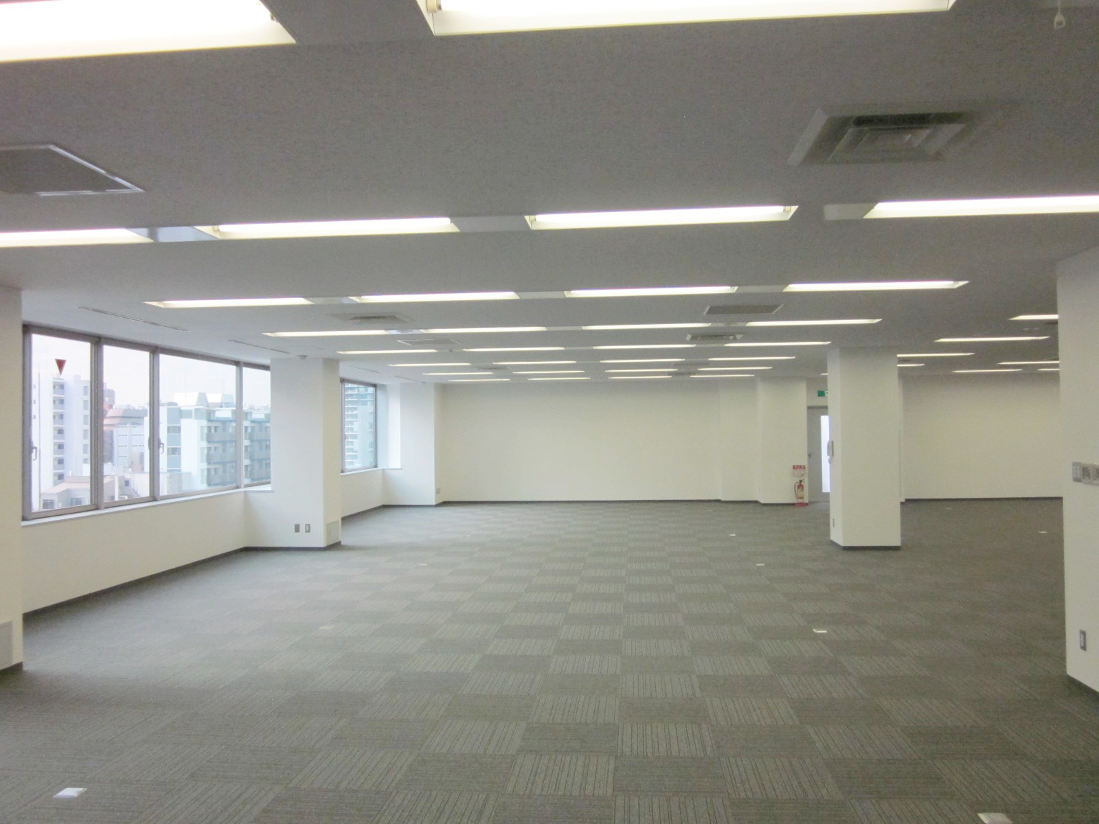 明るく開放感のある室内