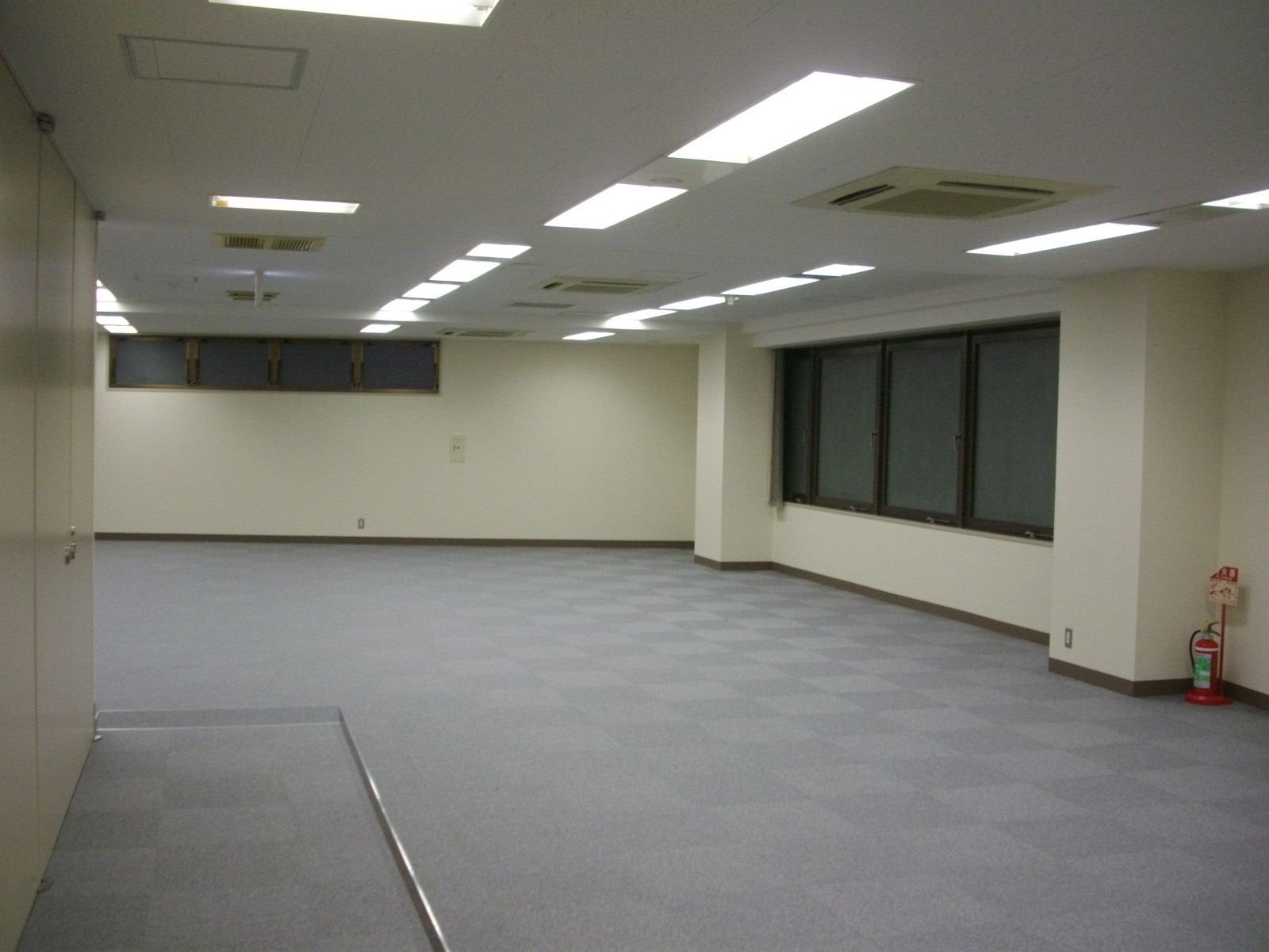 入口から見た室内（左側）