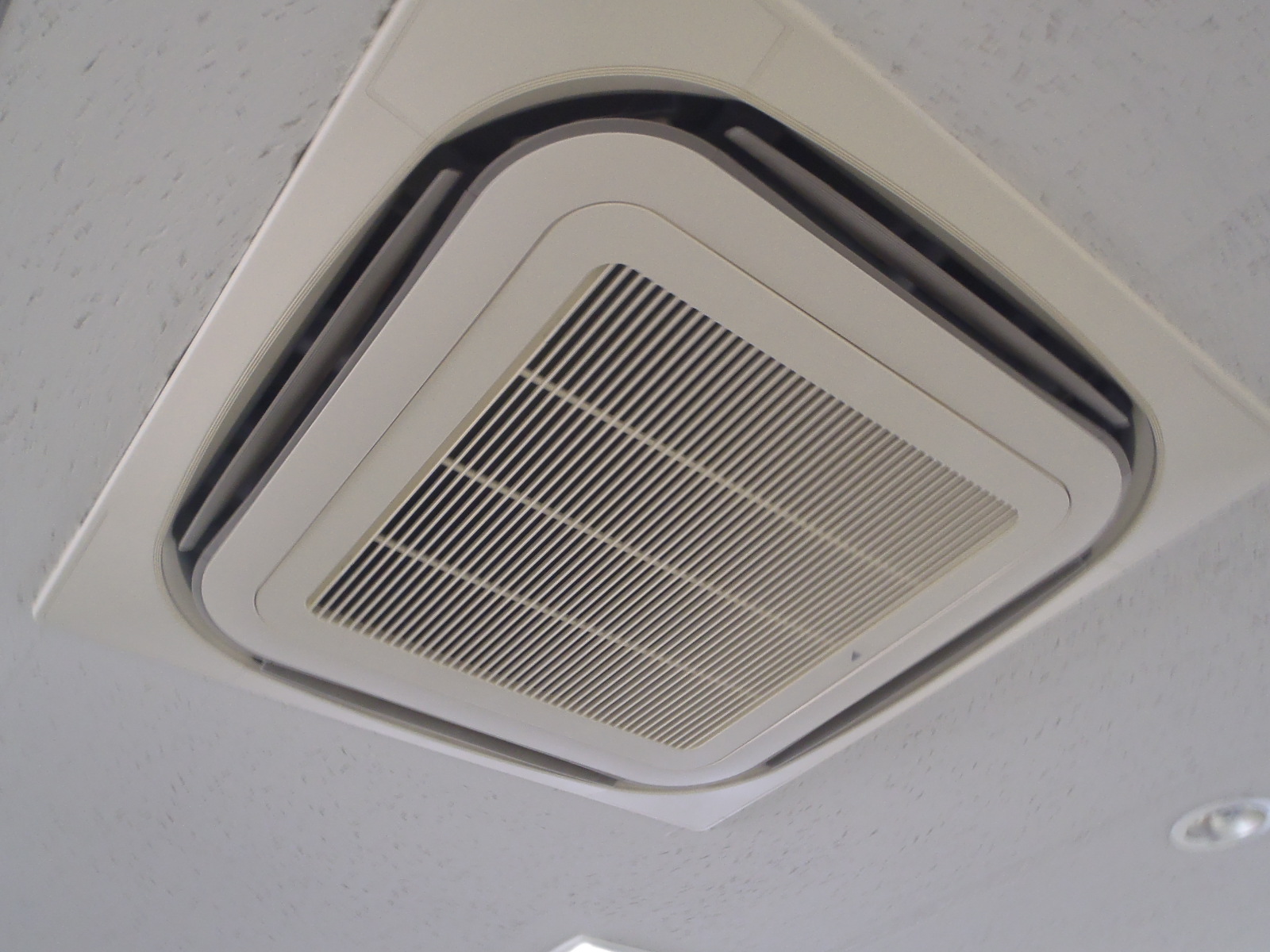 空調は天井埋め込み式