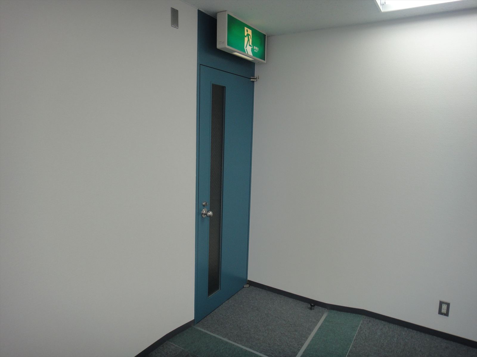 室内からの入口風景