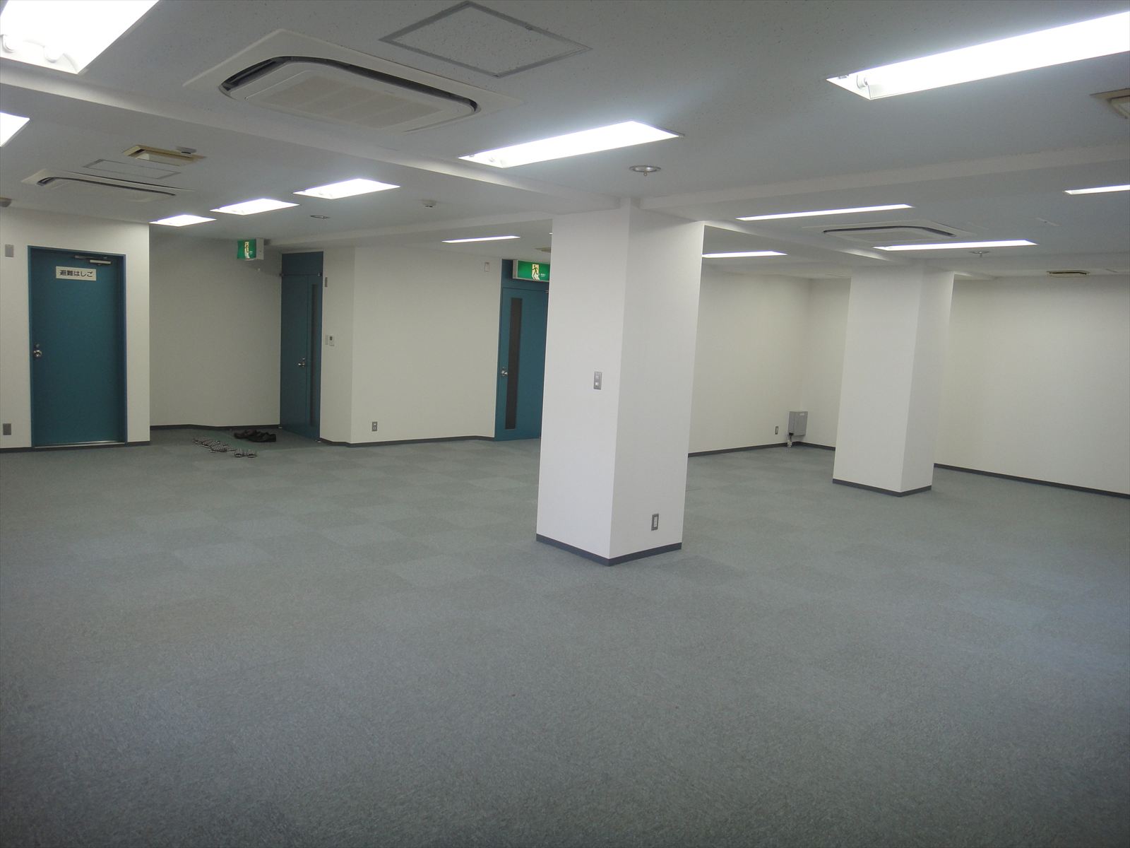 室内へは扉が2つあります