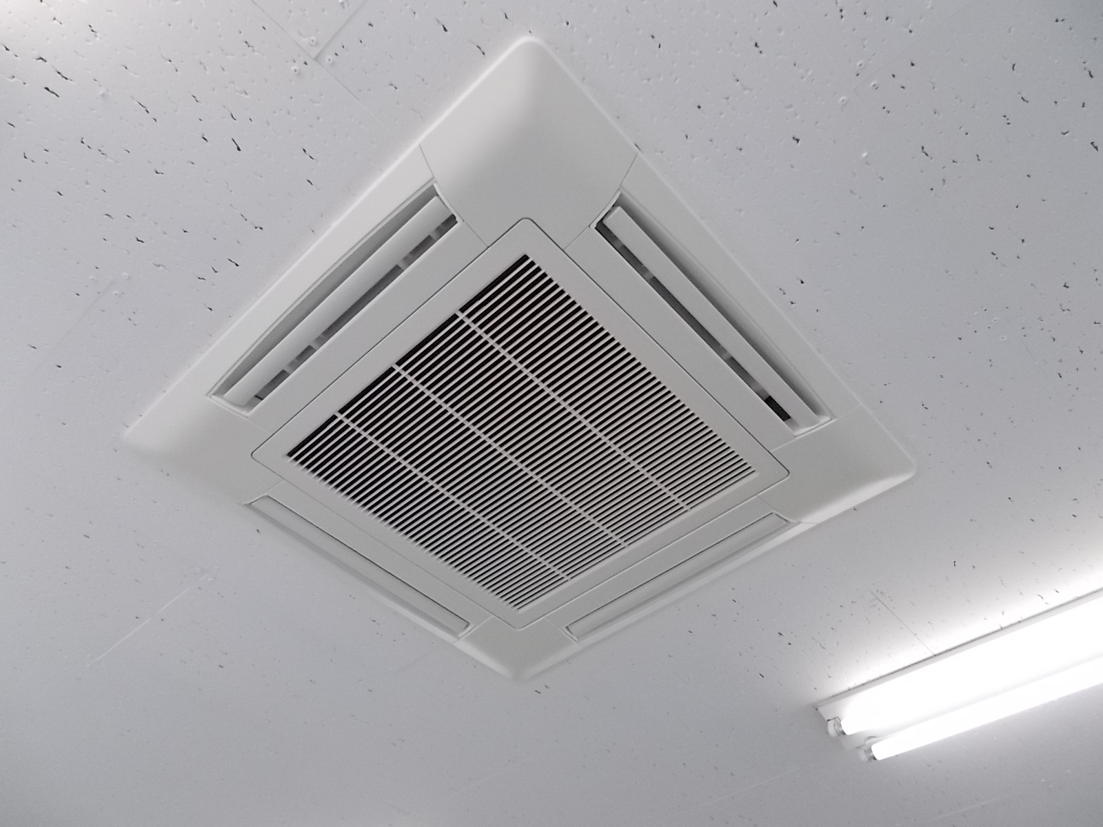 空調は天井埋め込み式