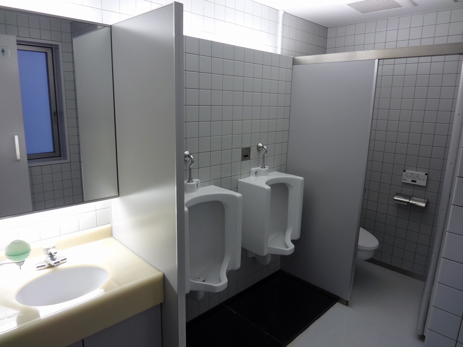 洗面台・男性用トイレ