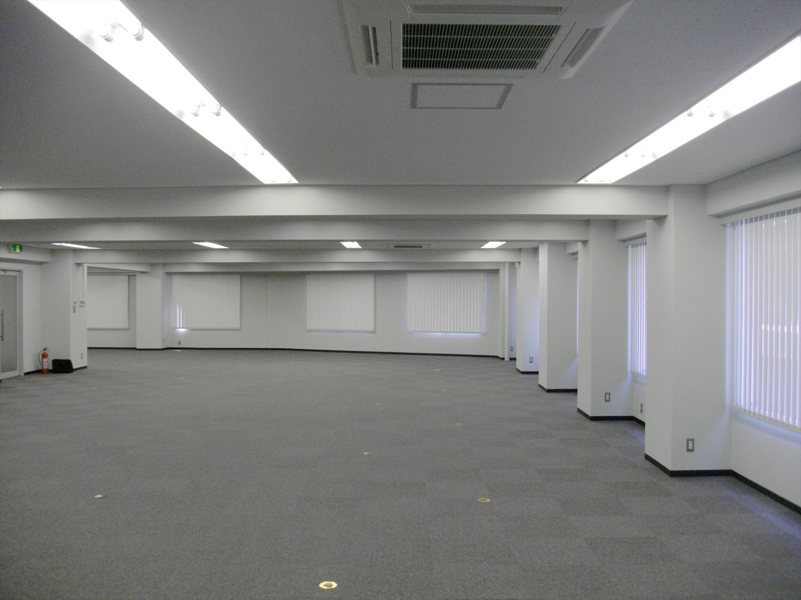 室内はL字型