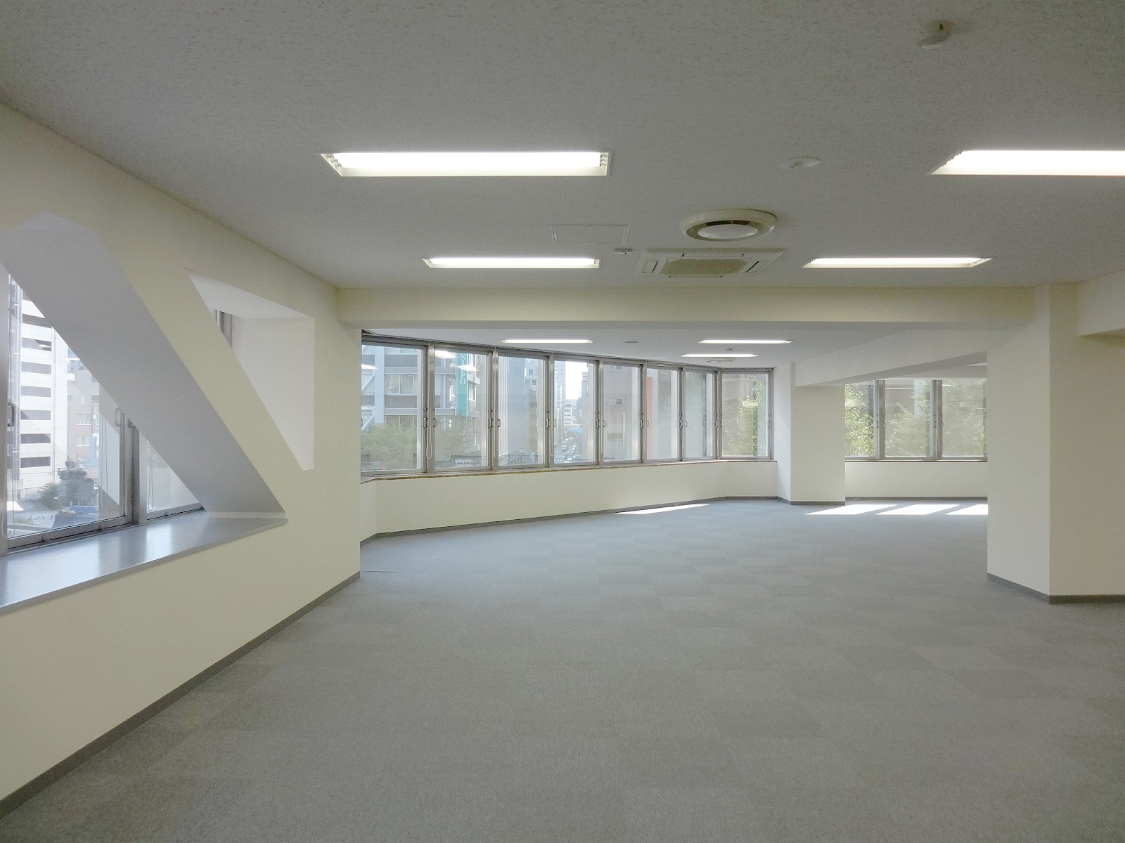 窓が多く明るい室内