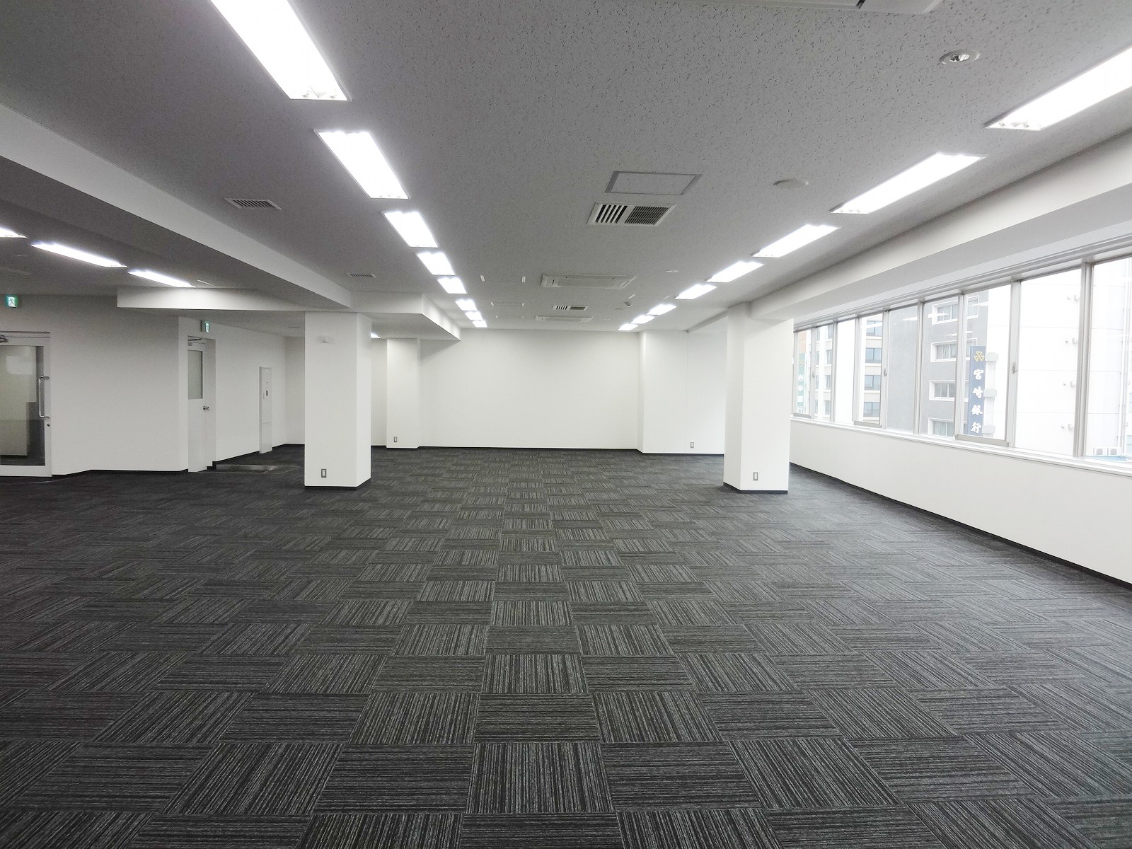 明るい窓際