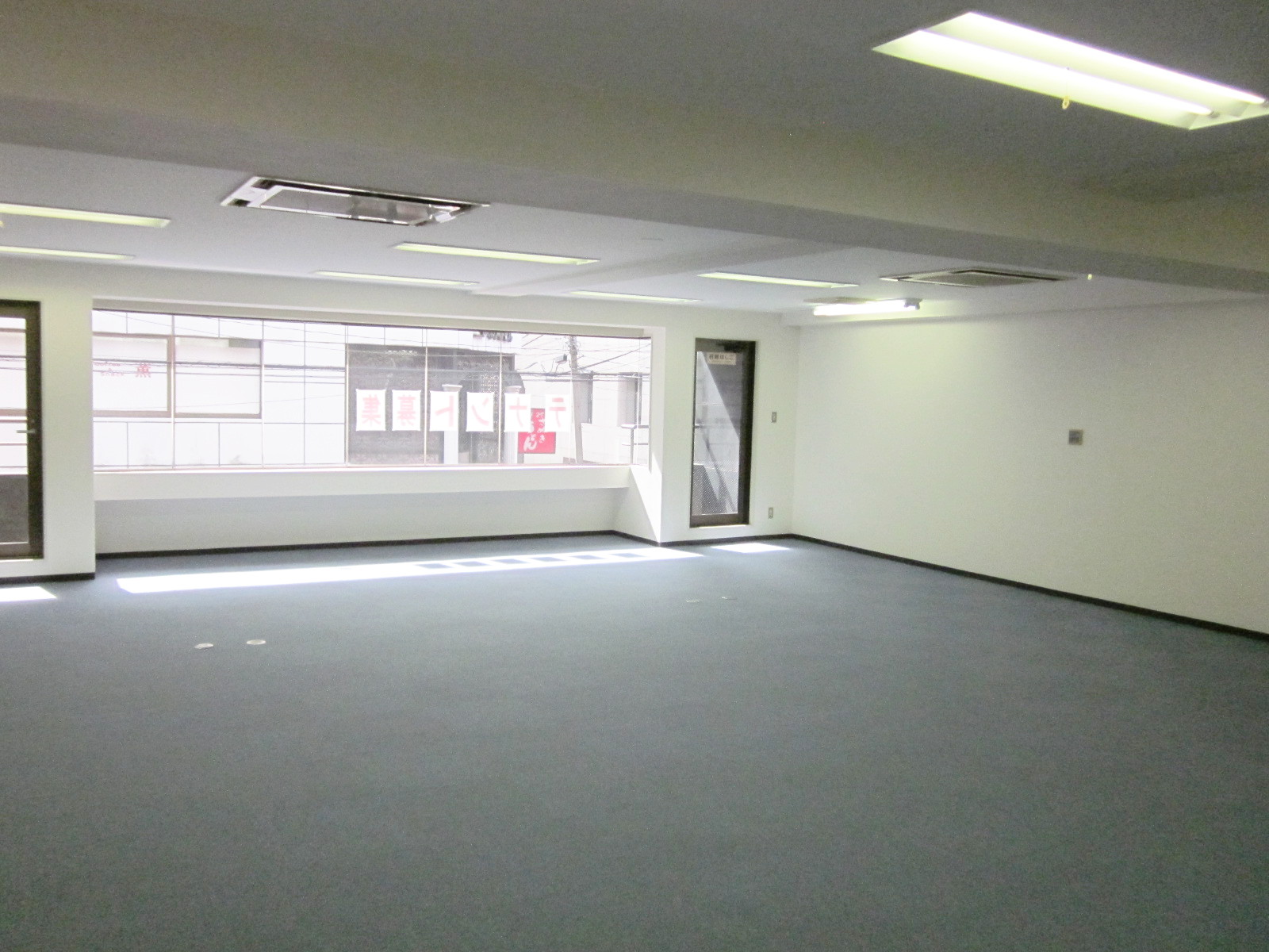 明るく広々した室内