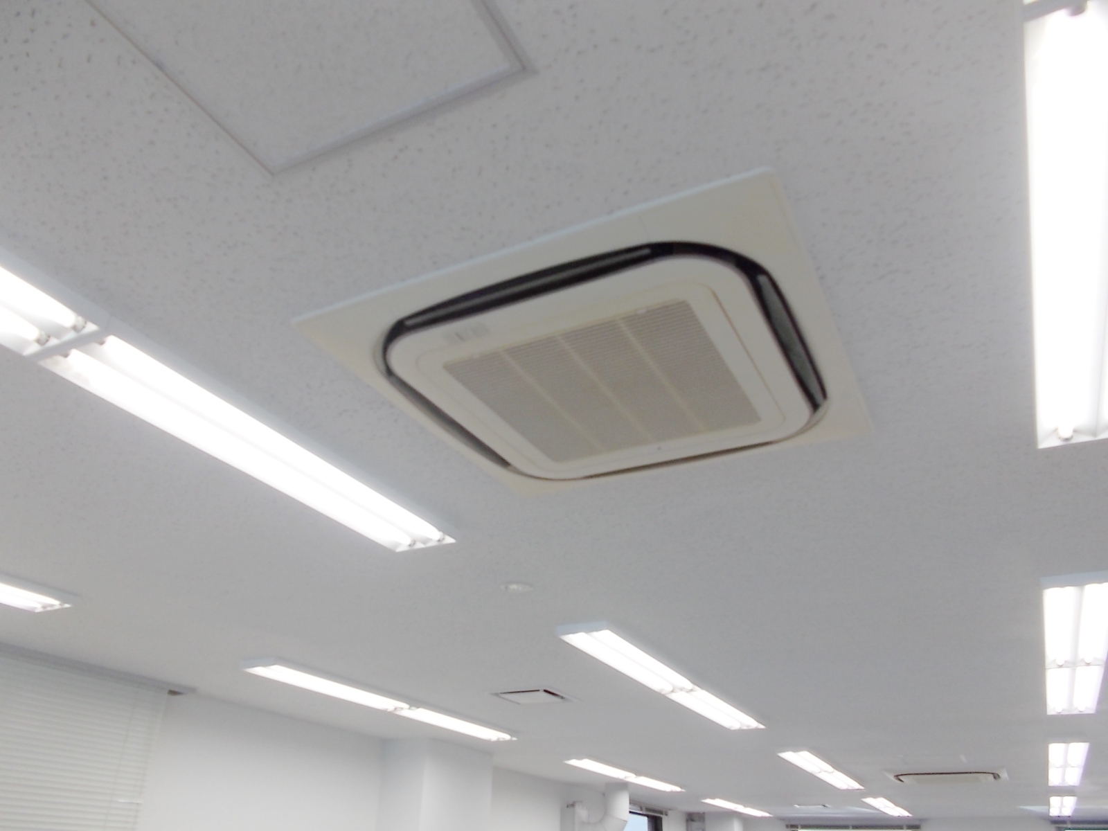 空調は天井埋め込み式