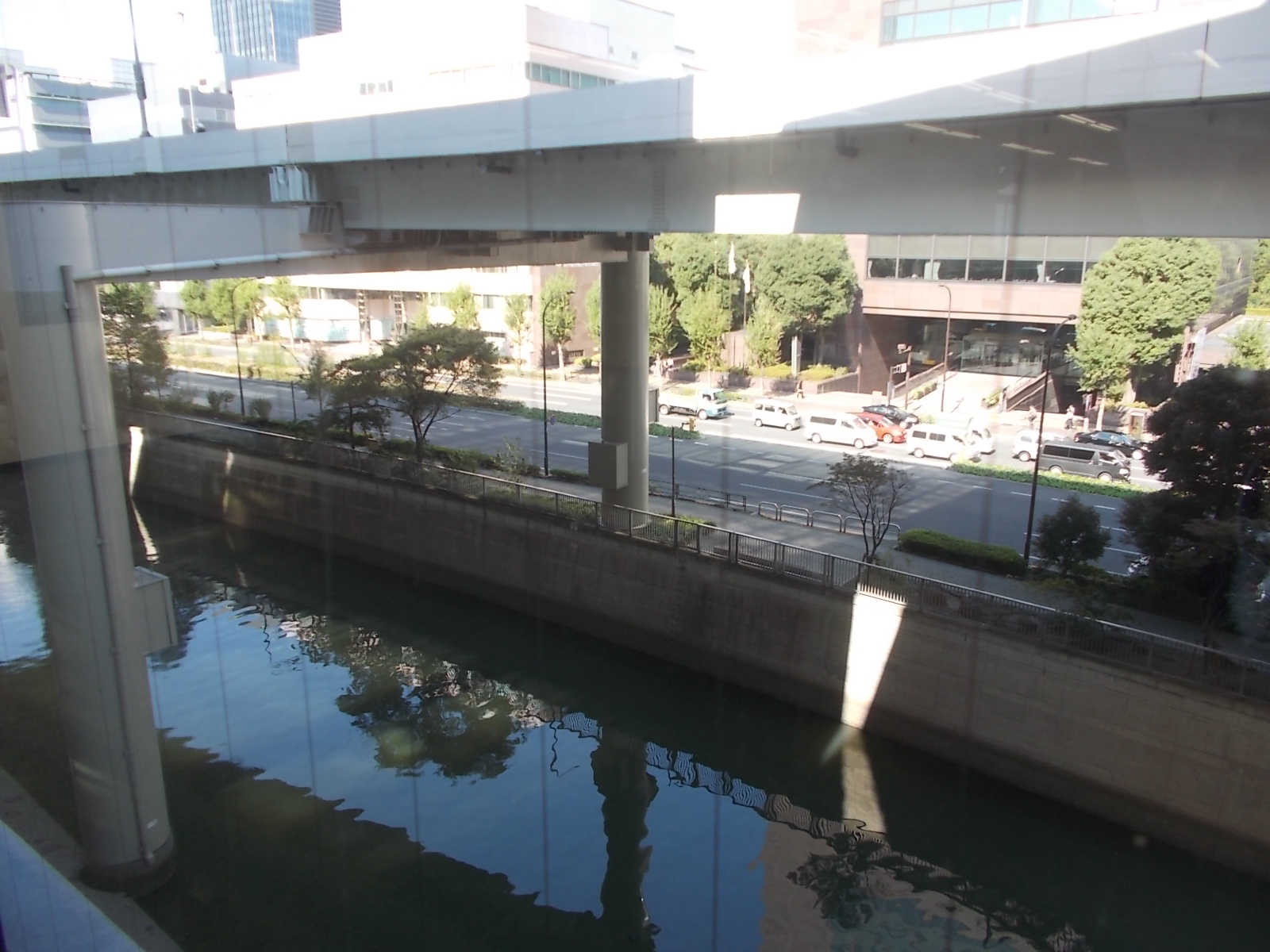 物件裏は川