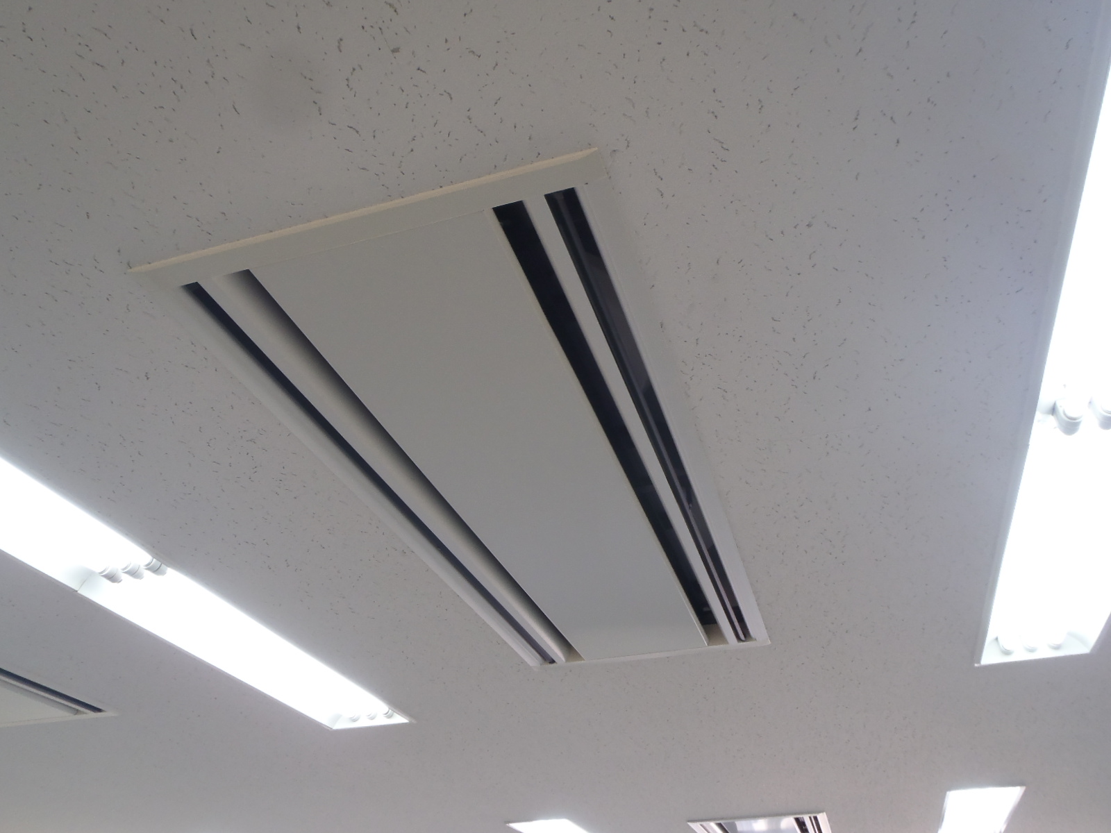空調は天井埋め込み式