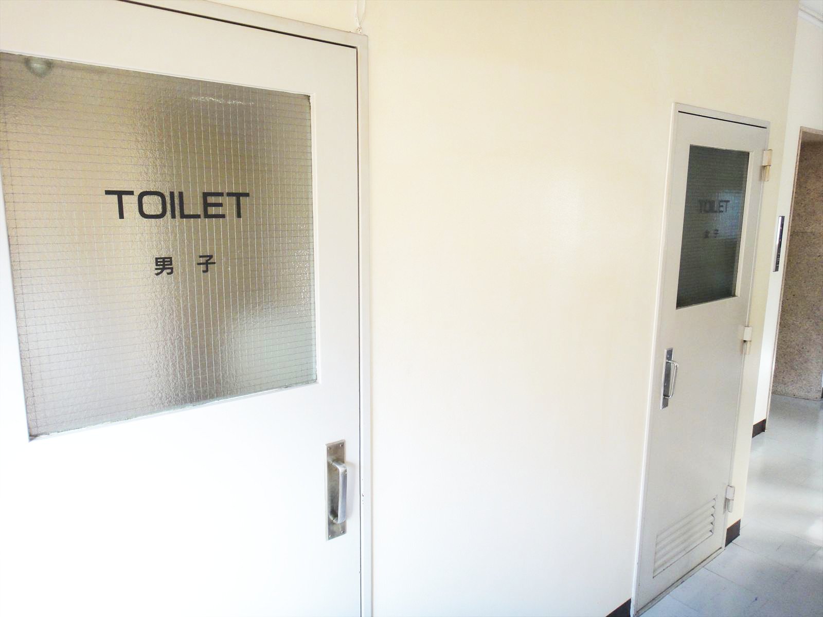 男女別トイレ入口