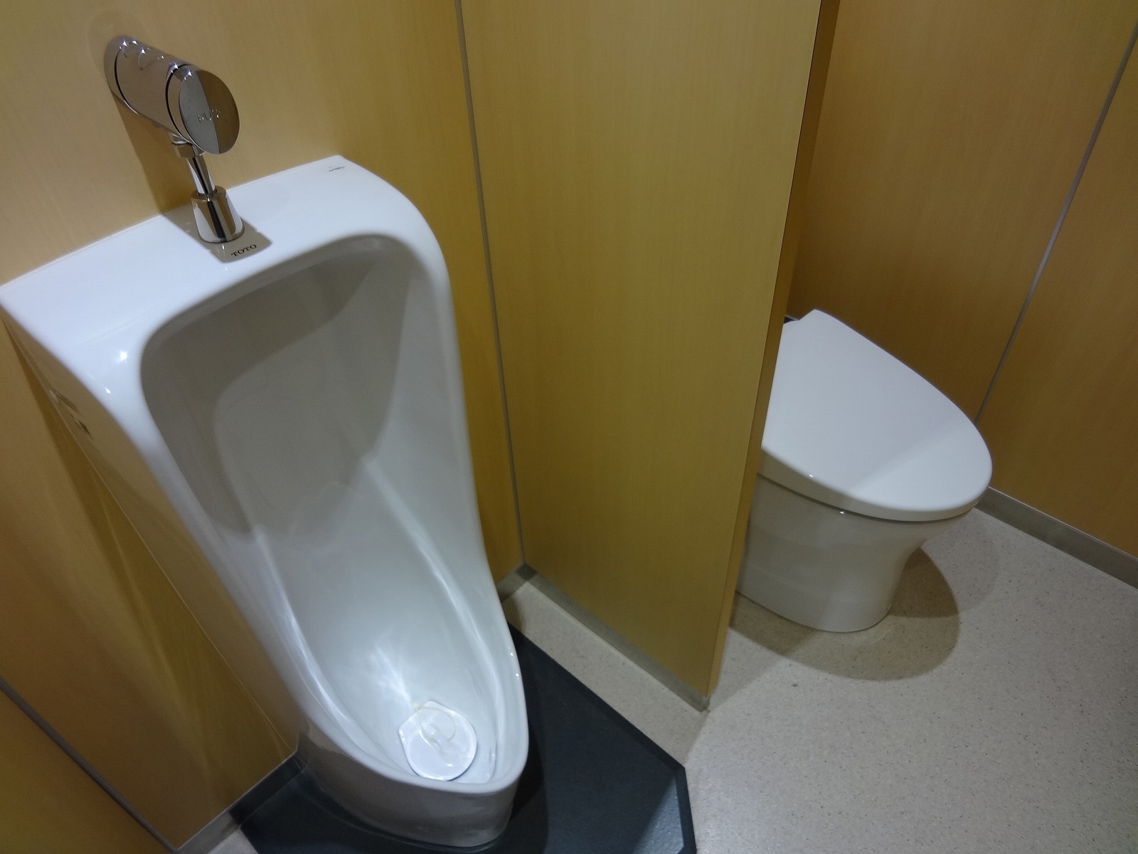 男性用トイレ