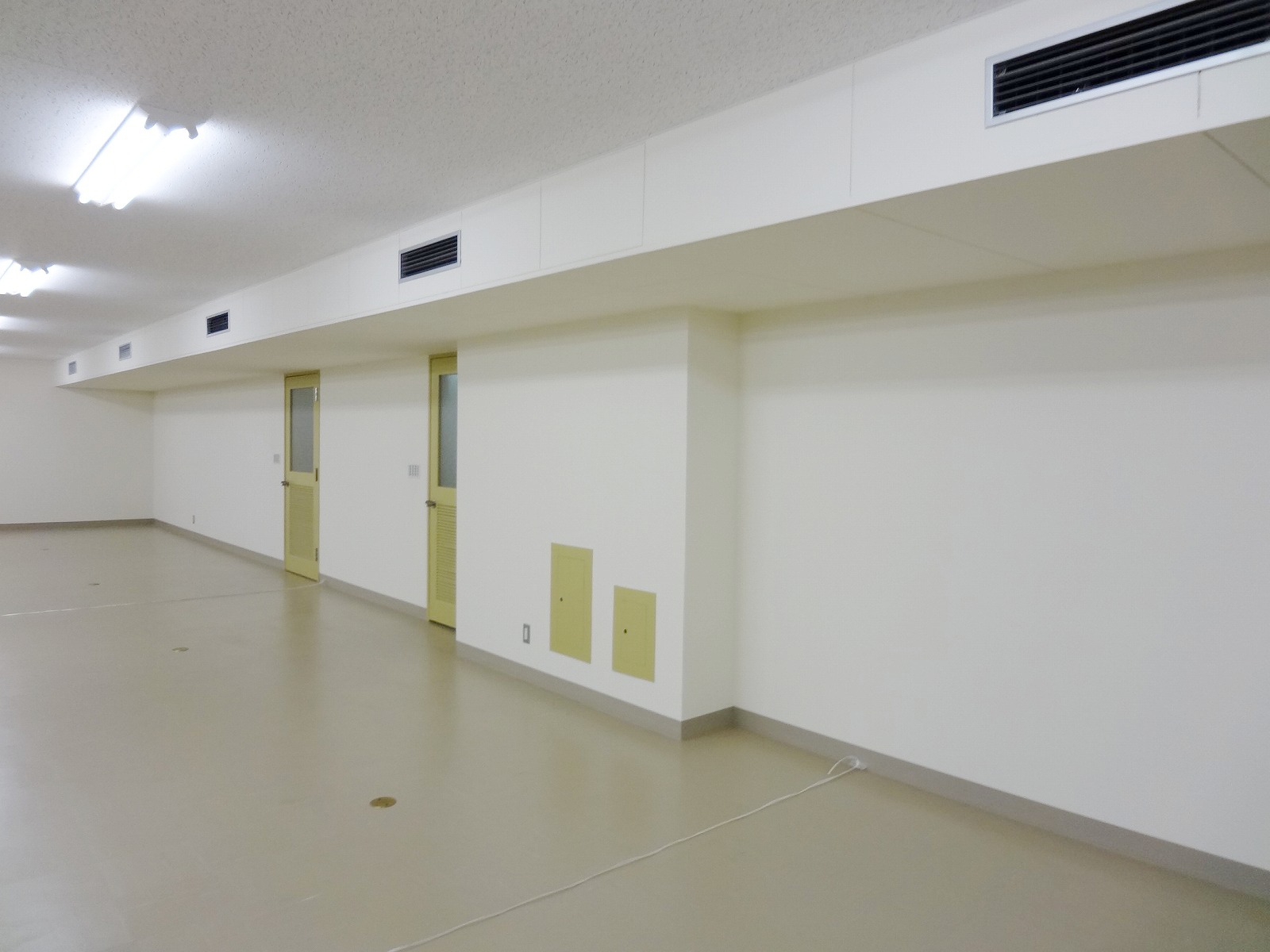 壁沿いに空調口
