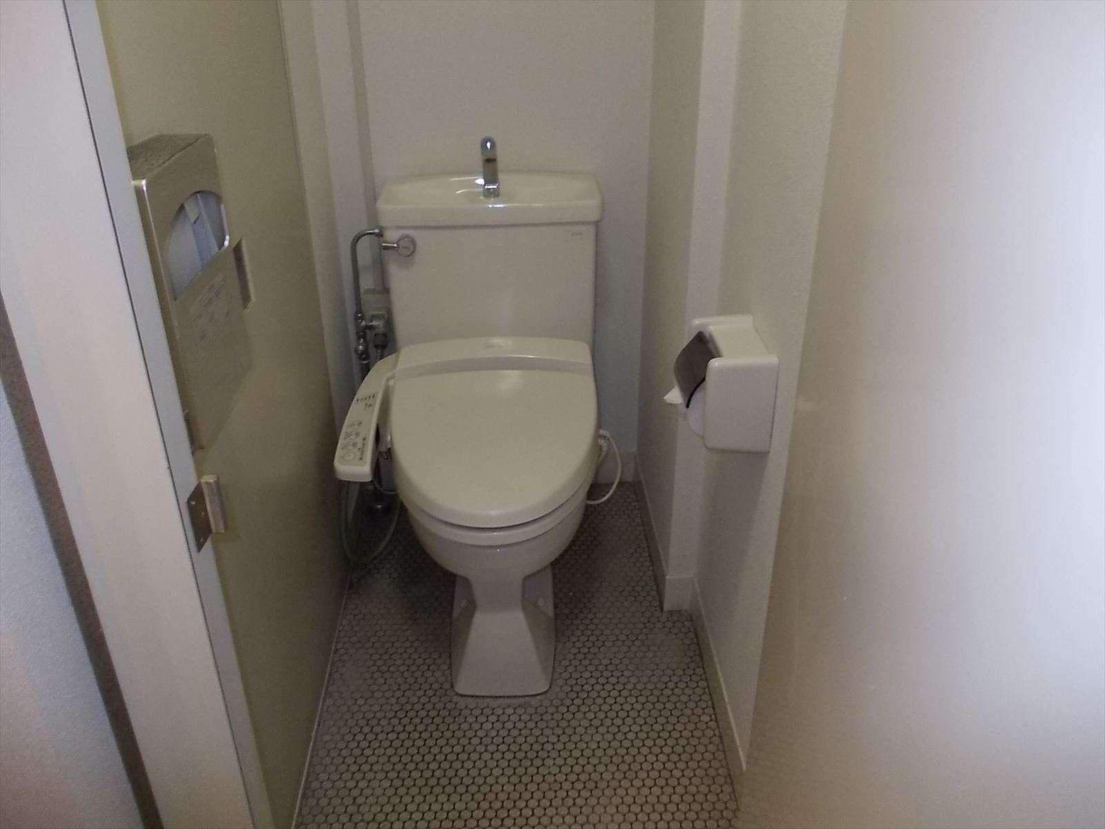トイレは貸室外