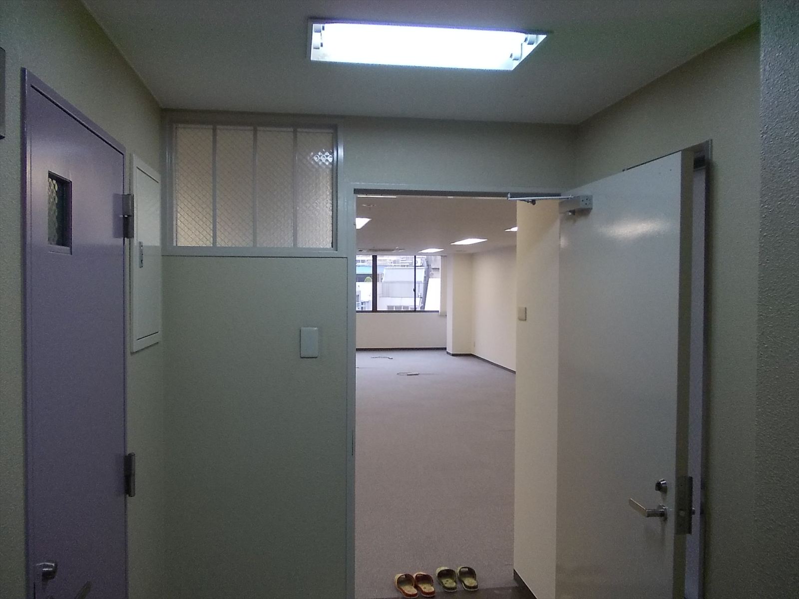 オフィス出入口