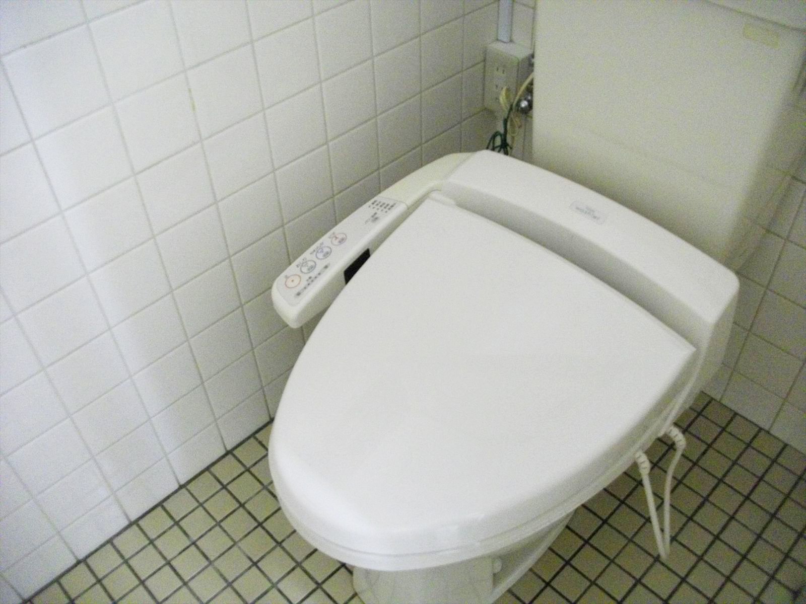 ウォシュレット付きのトイレ