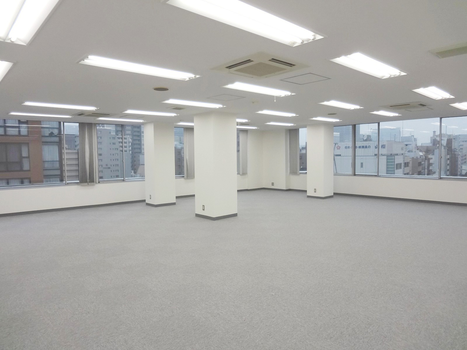 窓が多く明るい室内