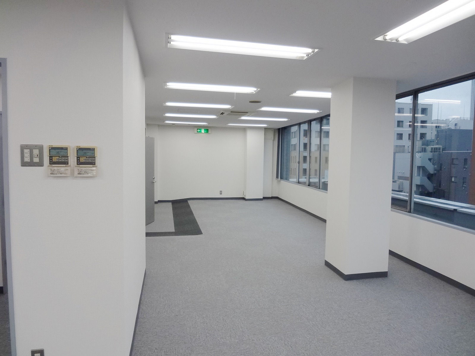 出入り口から執務室までは細い通り