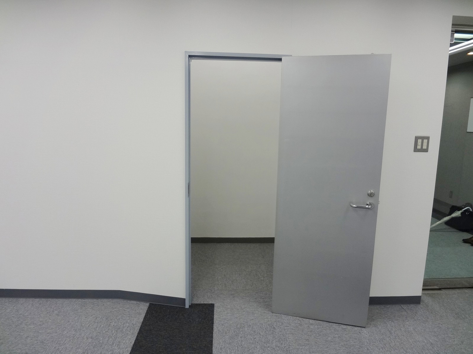 倉庫等に利用できる小さな区画あり（9階）