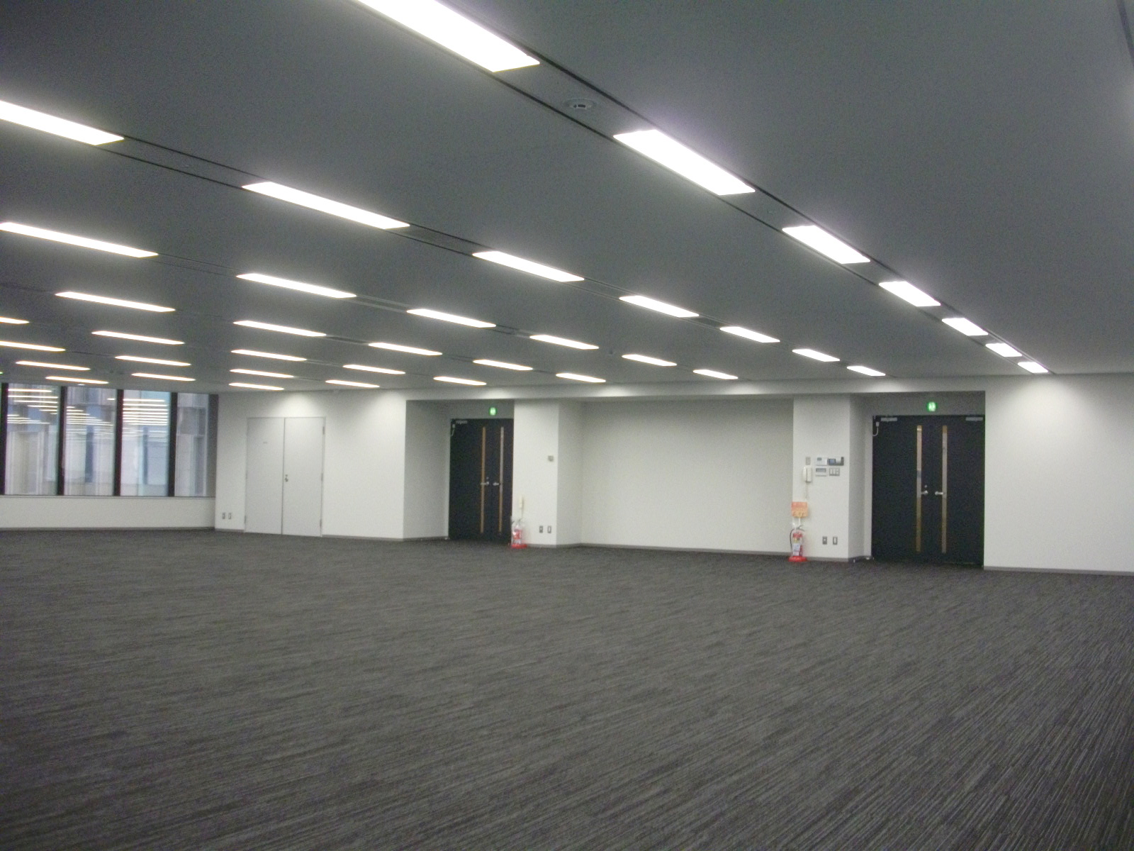貸室奥側から見た室内