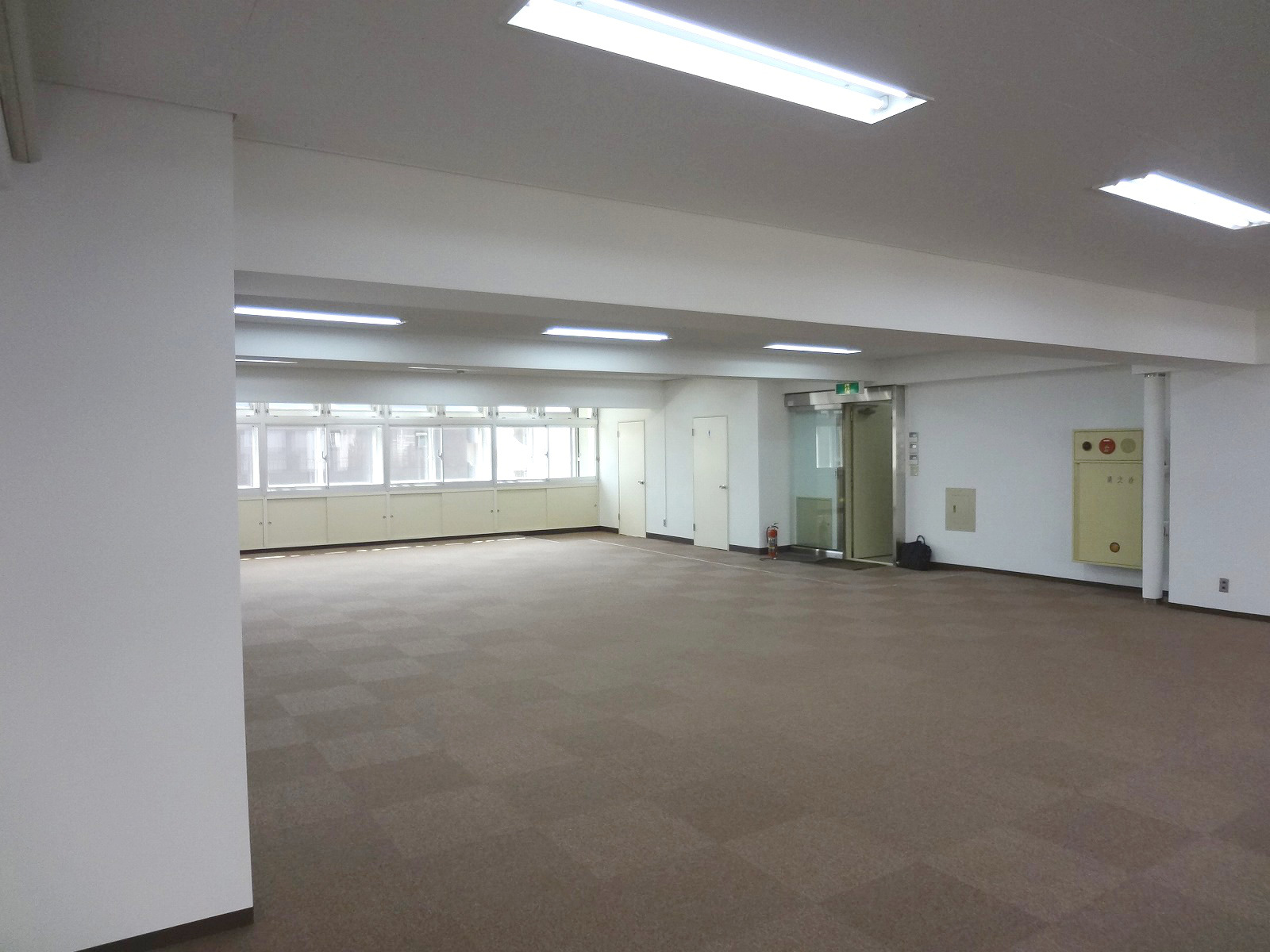 茶色いカーペット敷きの基本的なオフィス仕様