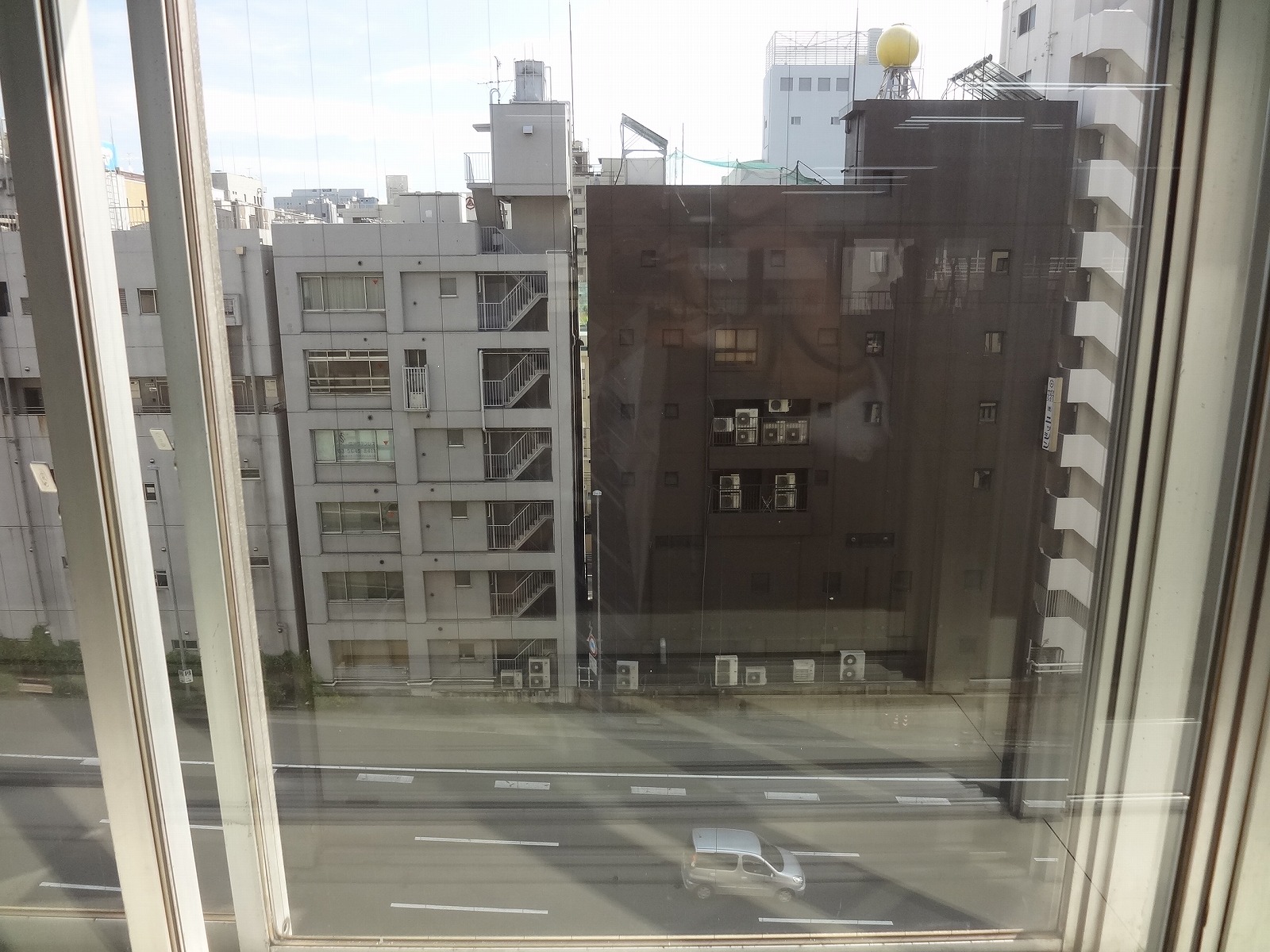 物件裏側は高速(三重窓で防音対策)
