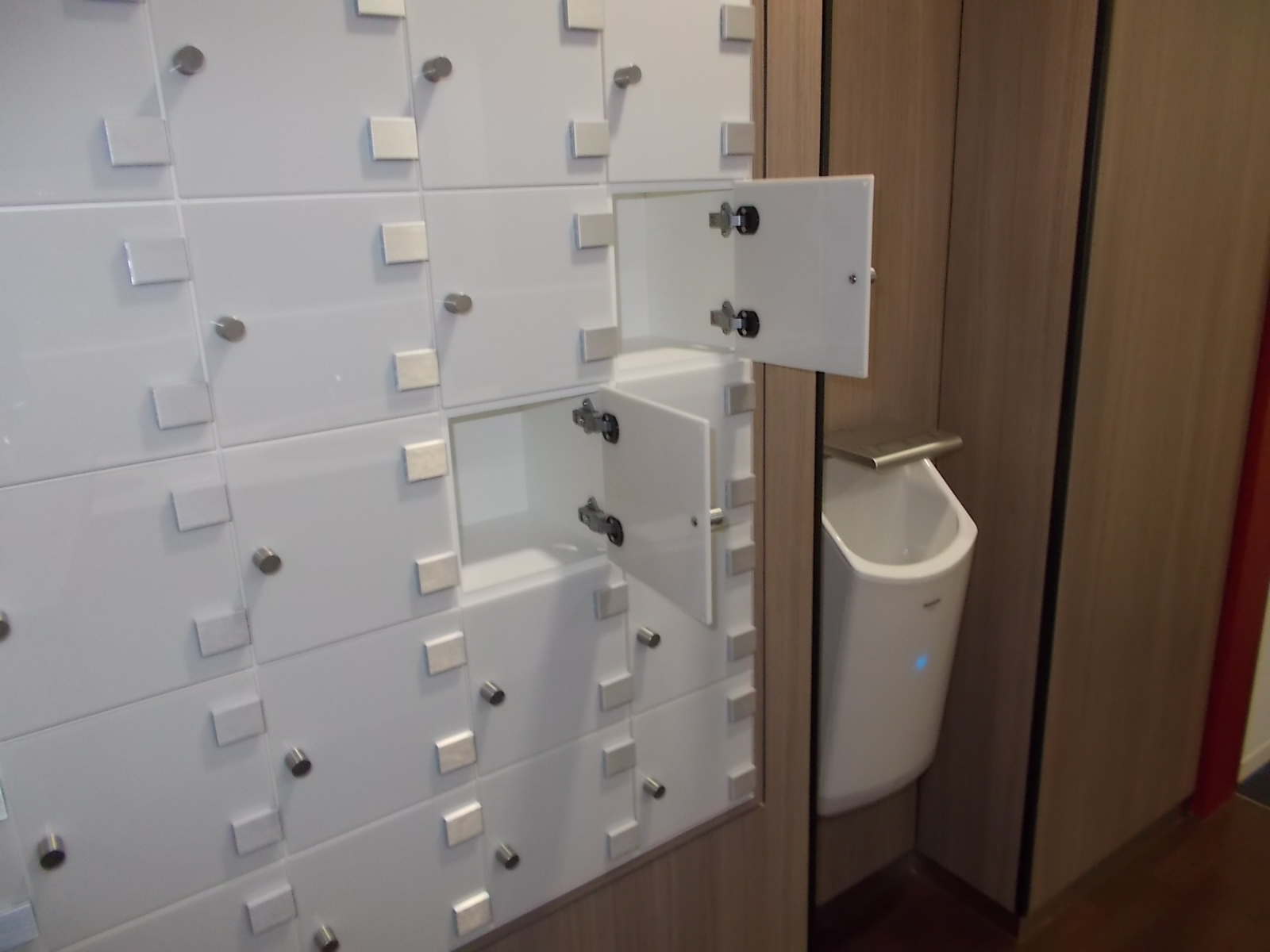 鍵付き小物入れがトイレにあり