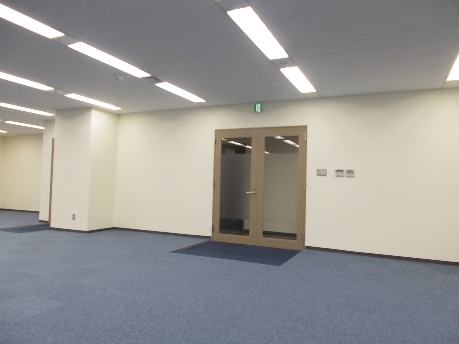 室内からＥＶホールへの扉