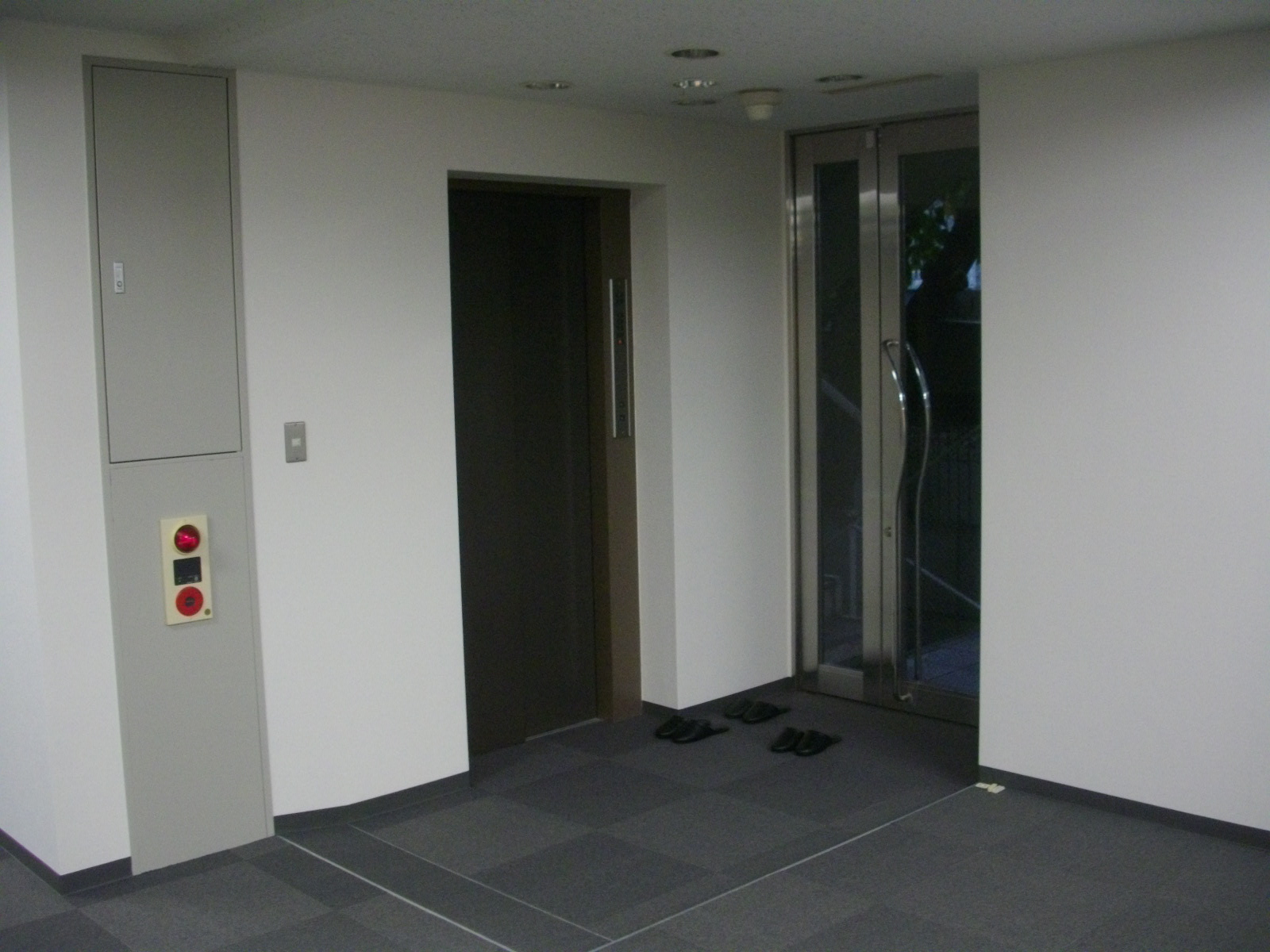 2階部はＥＶから直接貸室内へ