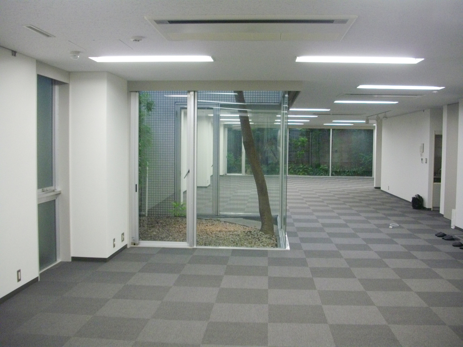1階の室内を入口付近から