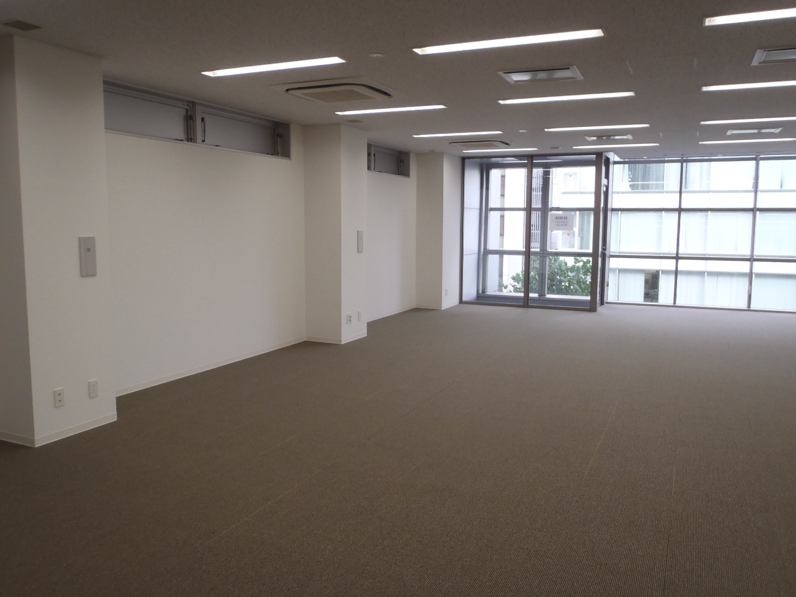 窓は足元から天井まで広めに取られています