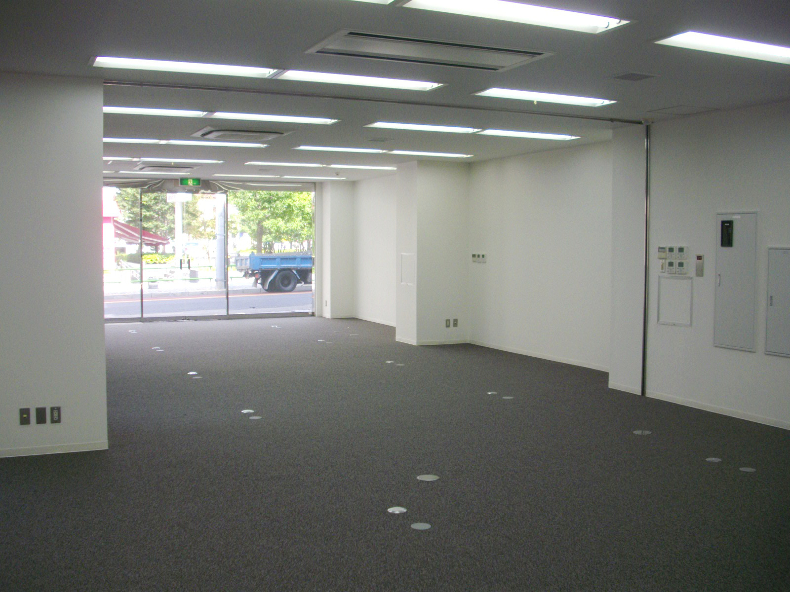 区画奥からの室内