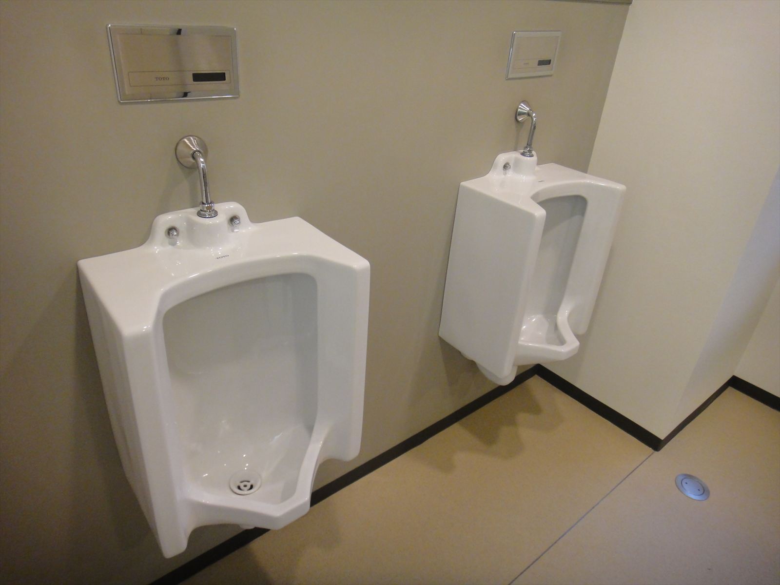 余裕のある男性用トイレ