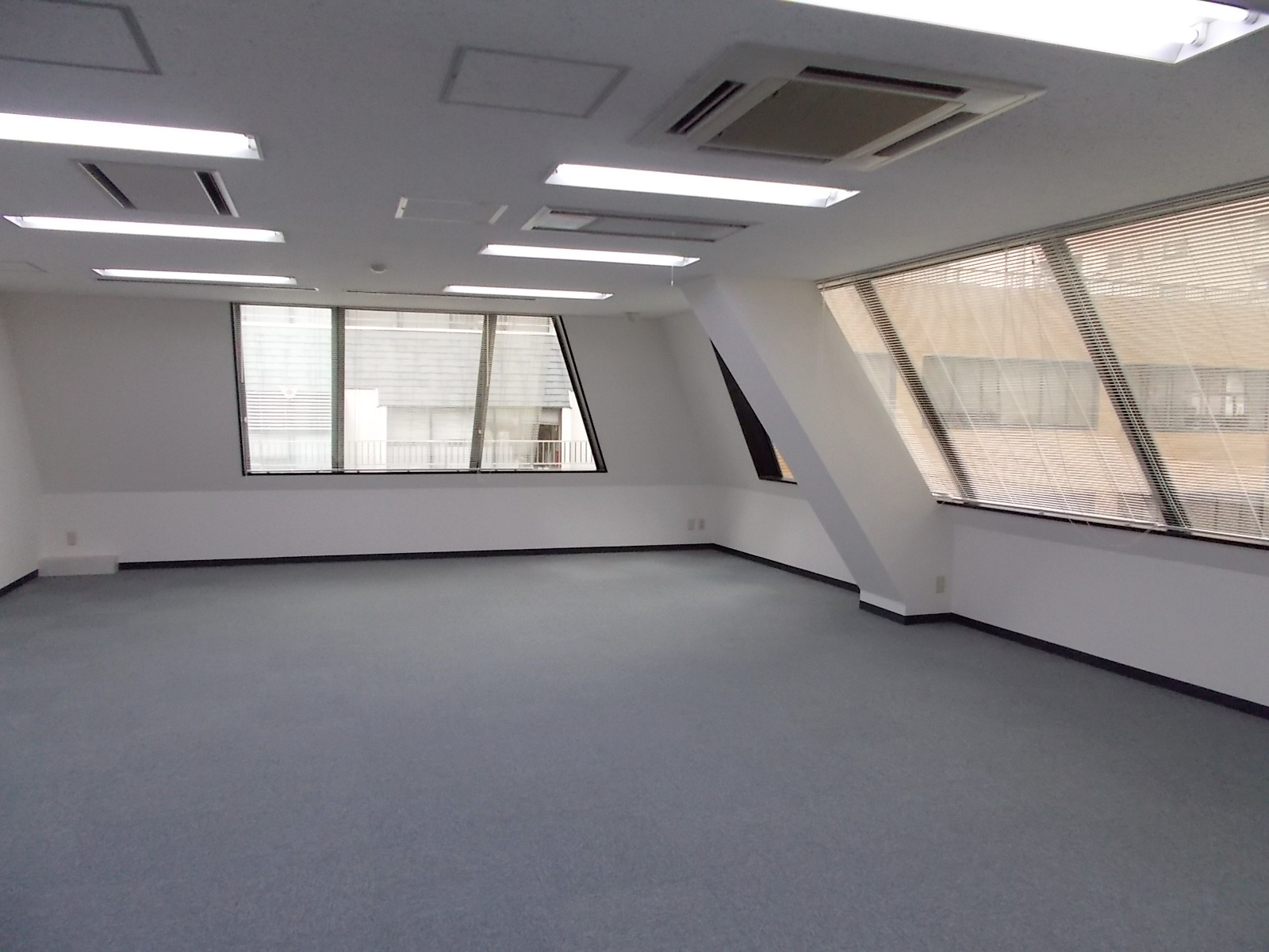 5階の室内はセットバックされて窓が斜めです