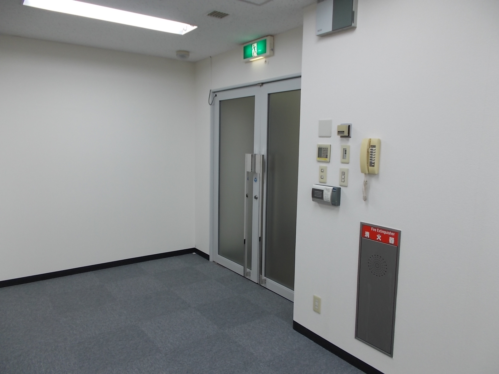 室内から入り口の扉