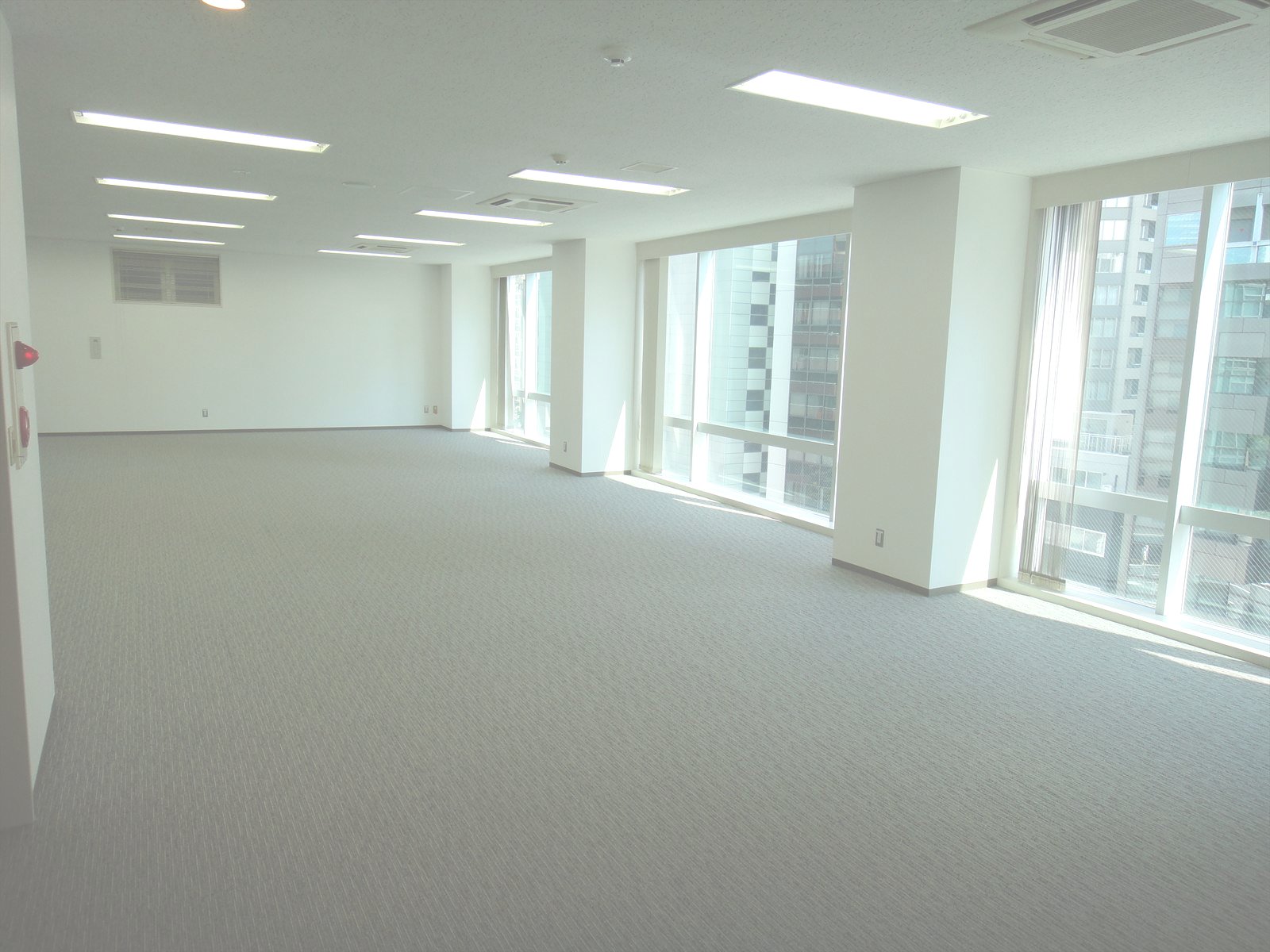 大きな窓面で開放的な空間