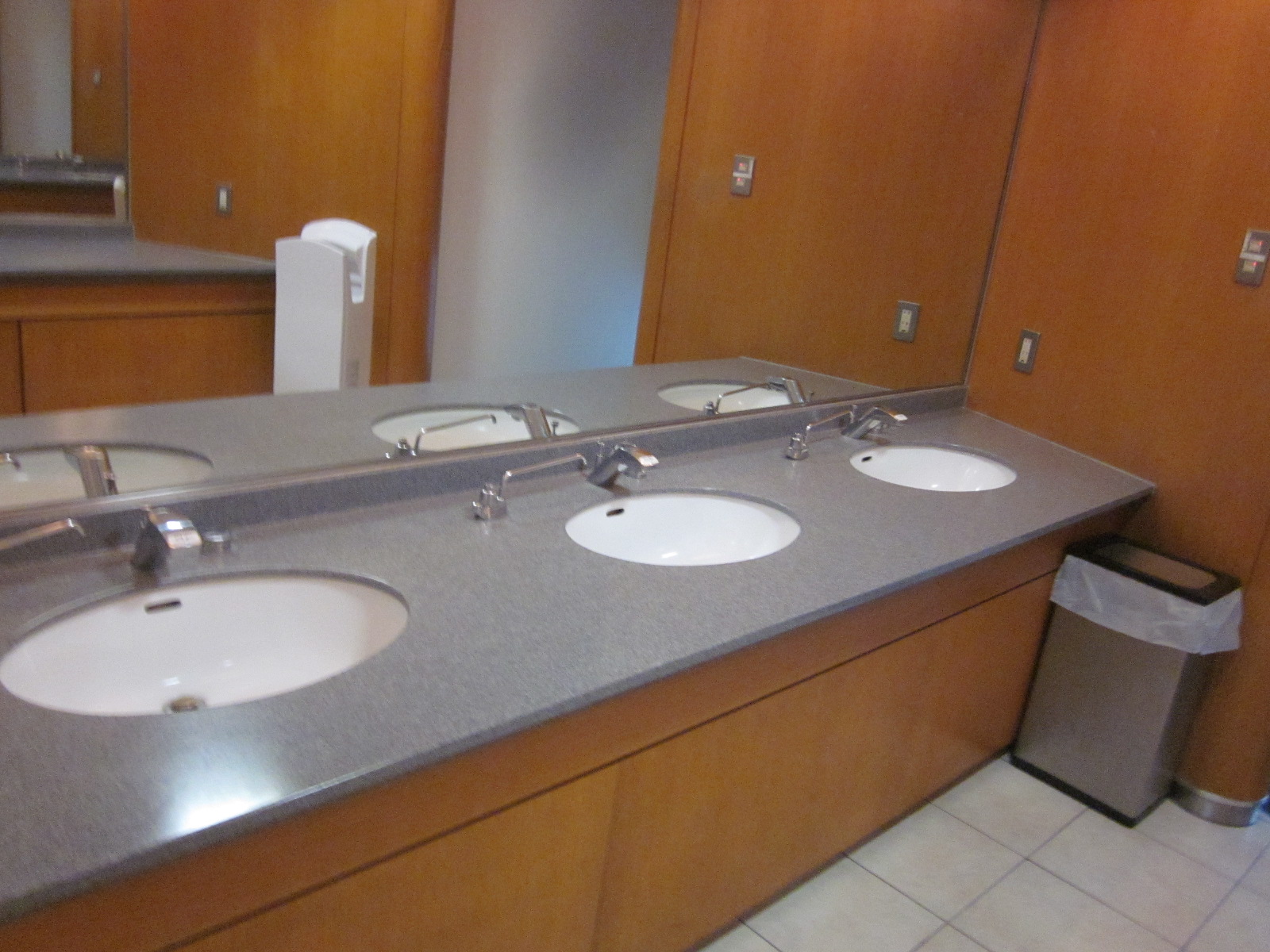 大きなトイレ洗面台