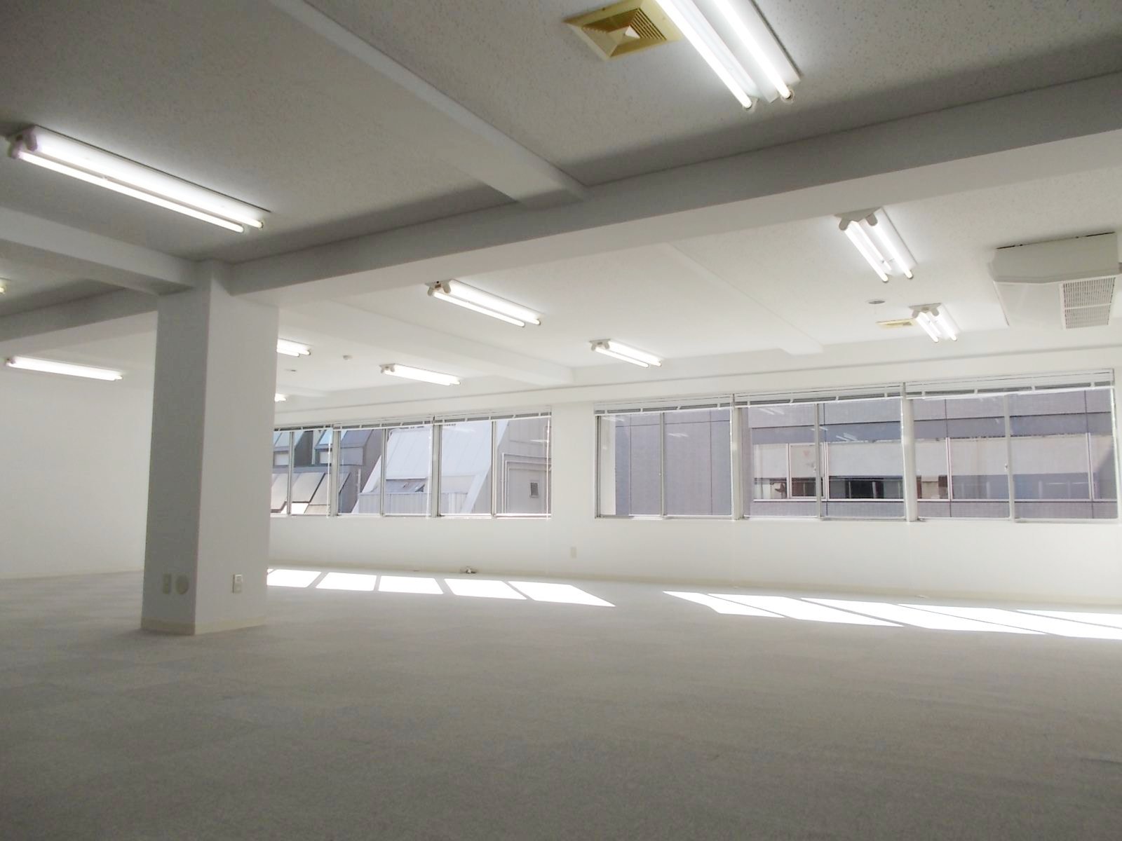 白を基調とした貸室内