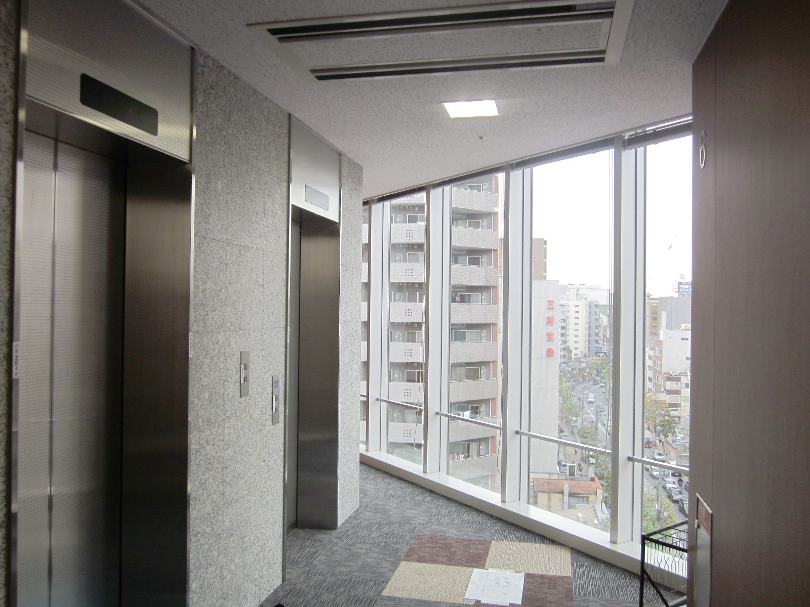 貸室前のエレベーターホール