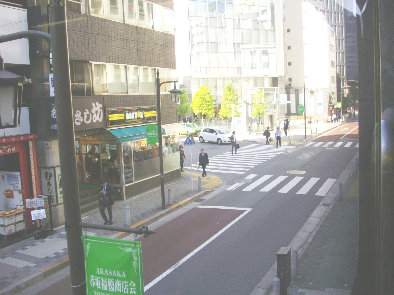 行きかう人が見渡せる窓面