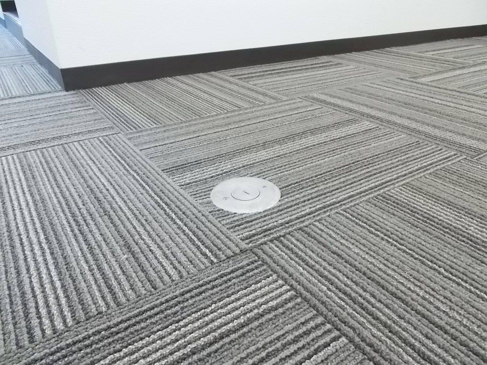 電話線を引けるタイプの床