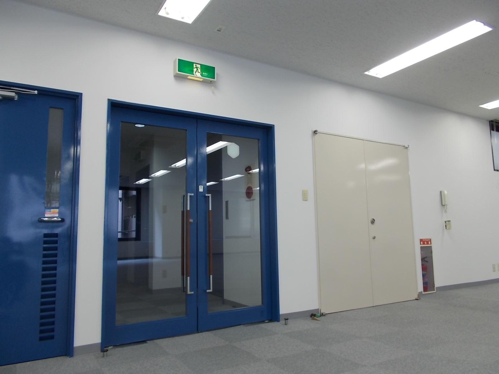 室内からEVホールへの扉