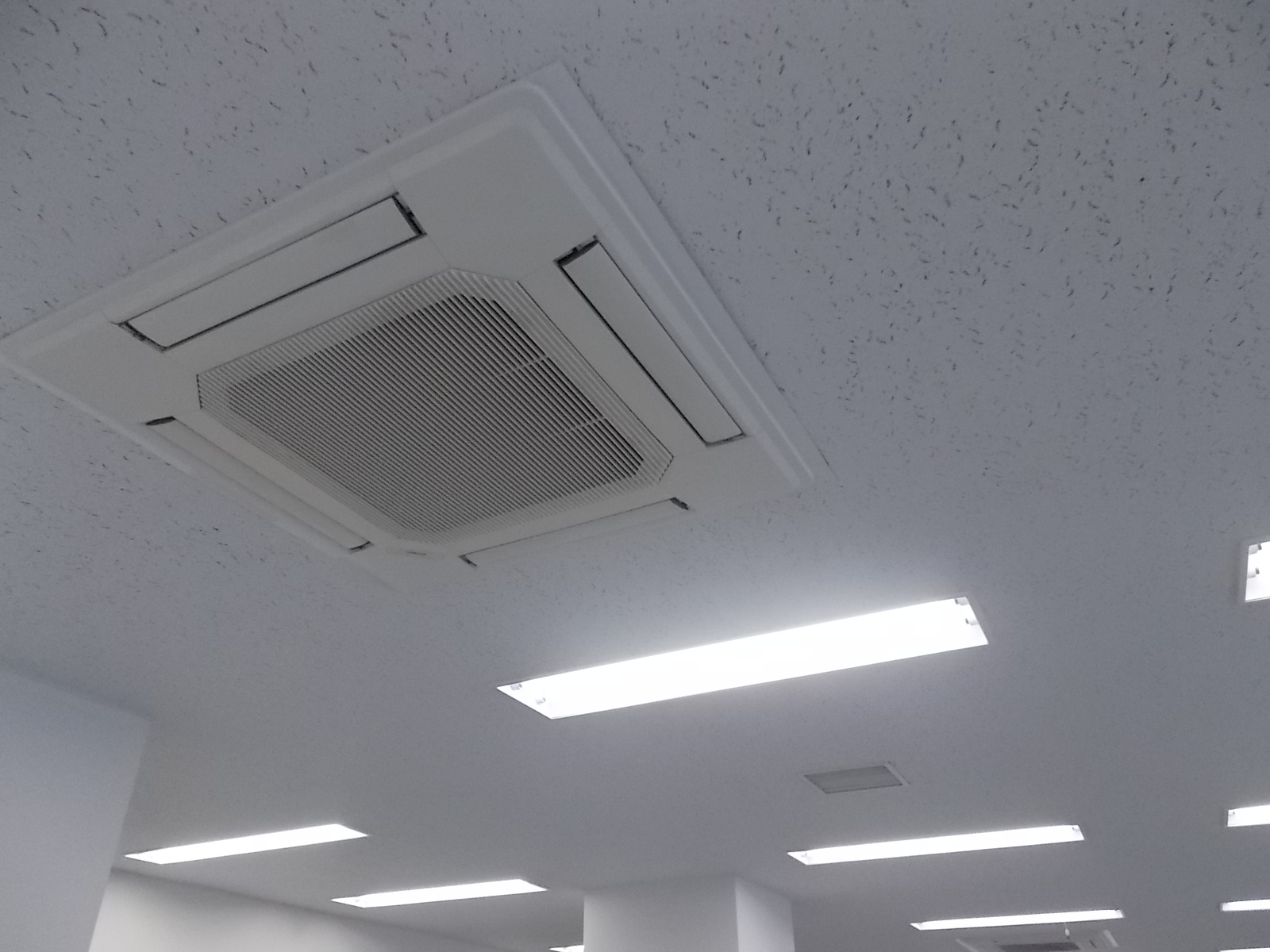 空調は天井埋め込み式